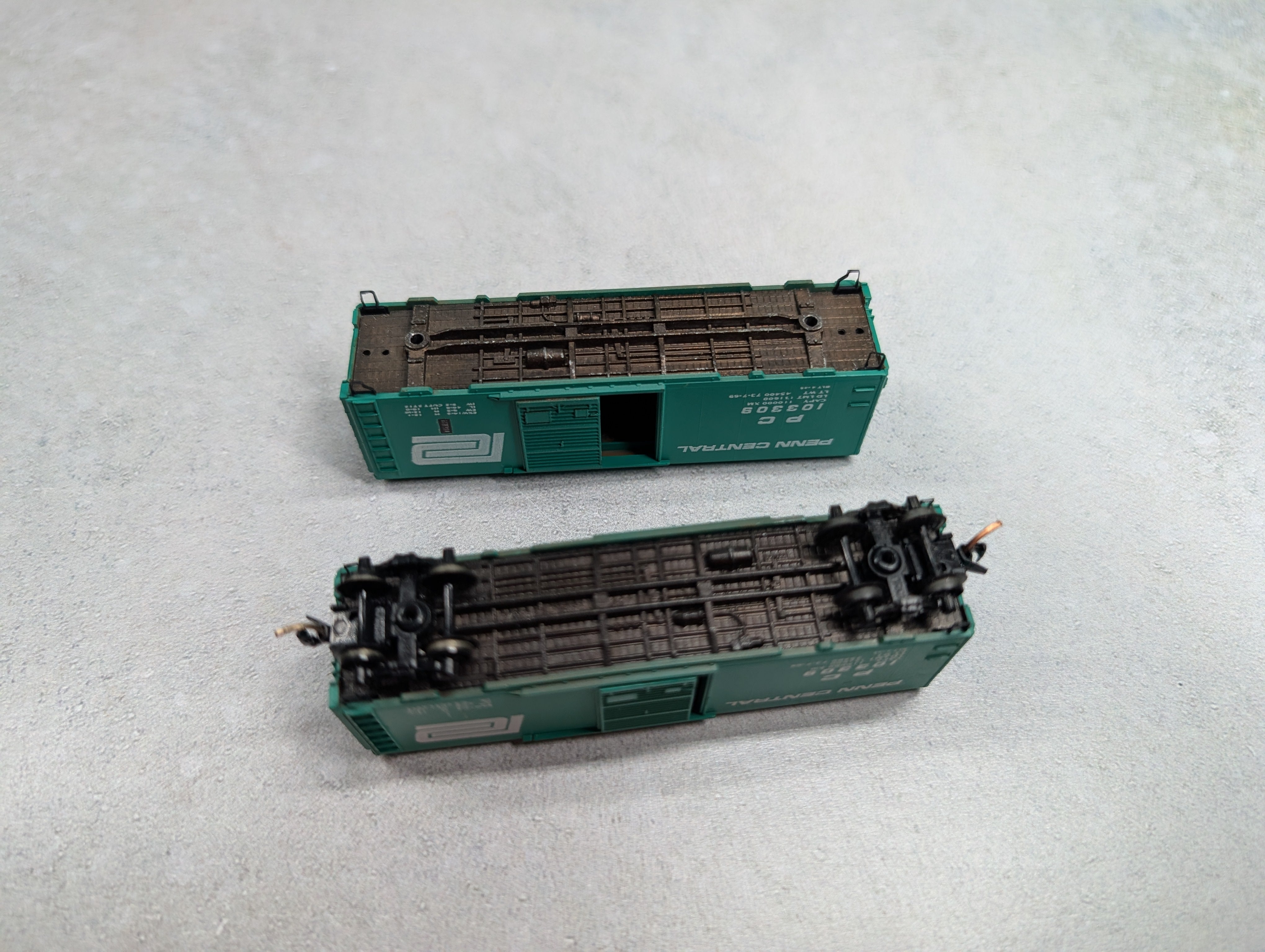 USED Micro-Trains N Scale 40' Box Cars Penn Central PC #103309 (2 pcs)