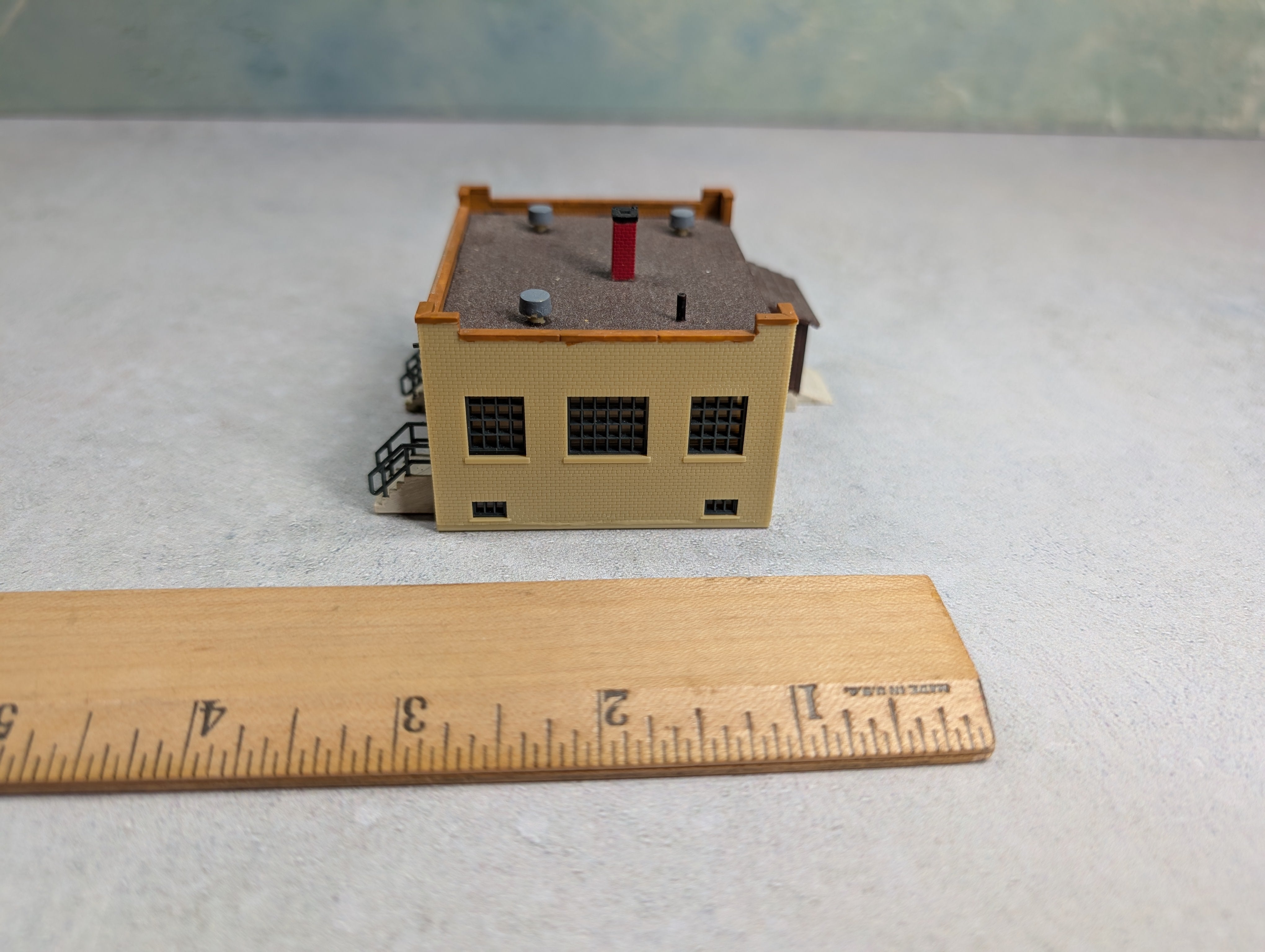 USED Walthers N Scale City Contractors Inc Industrial Office Building
