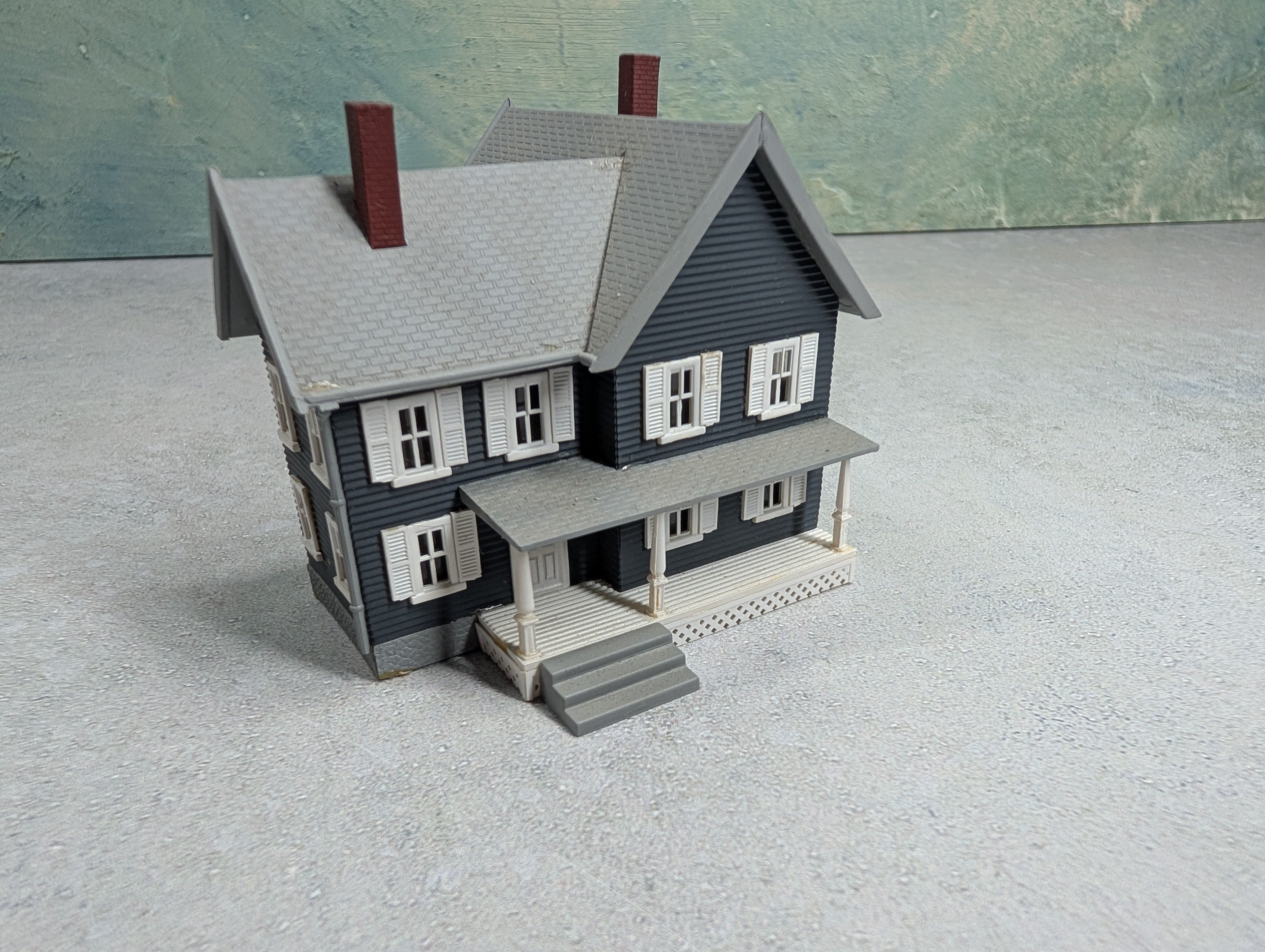 USED N Scale Gray and White 2 Story Home Building
