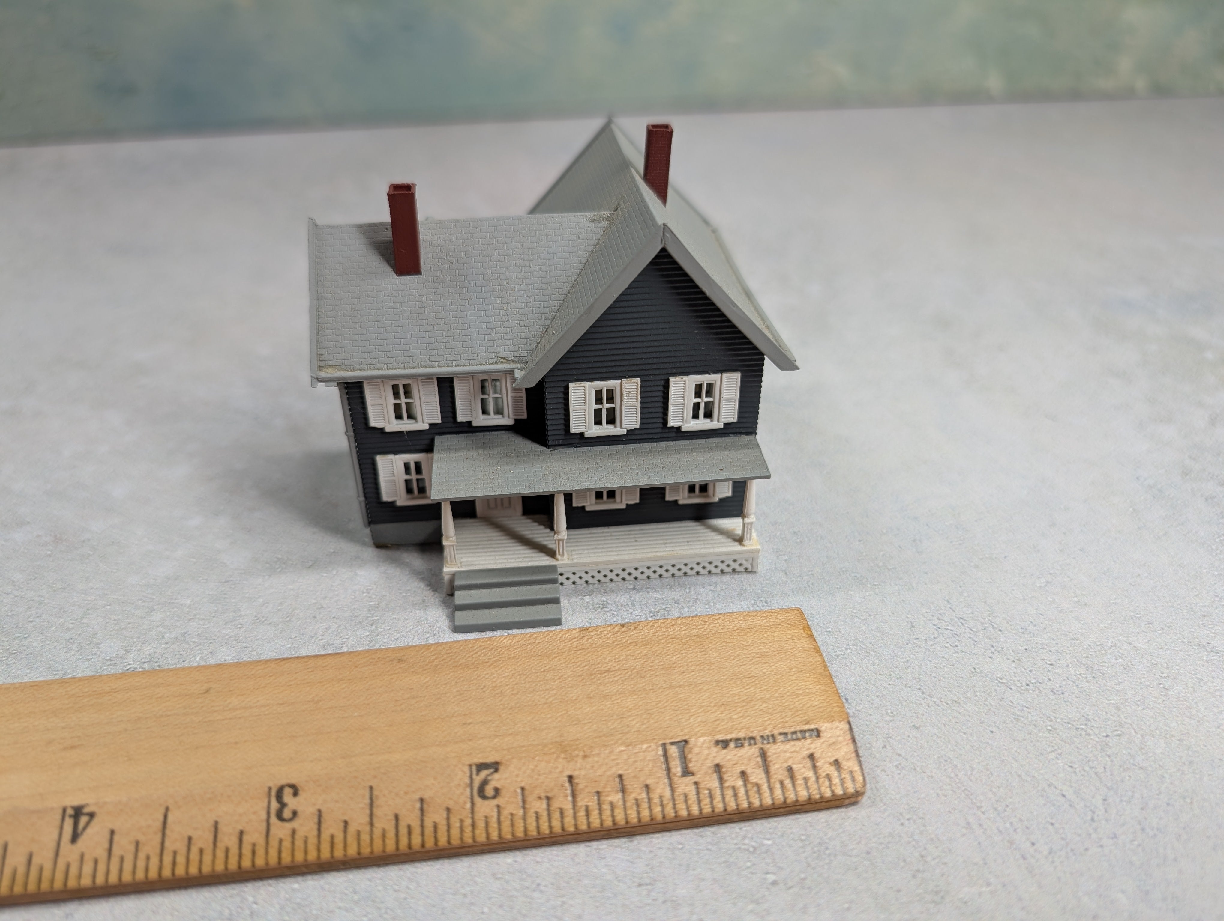 USED N Scale Gray and White 2 Story Home Building