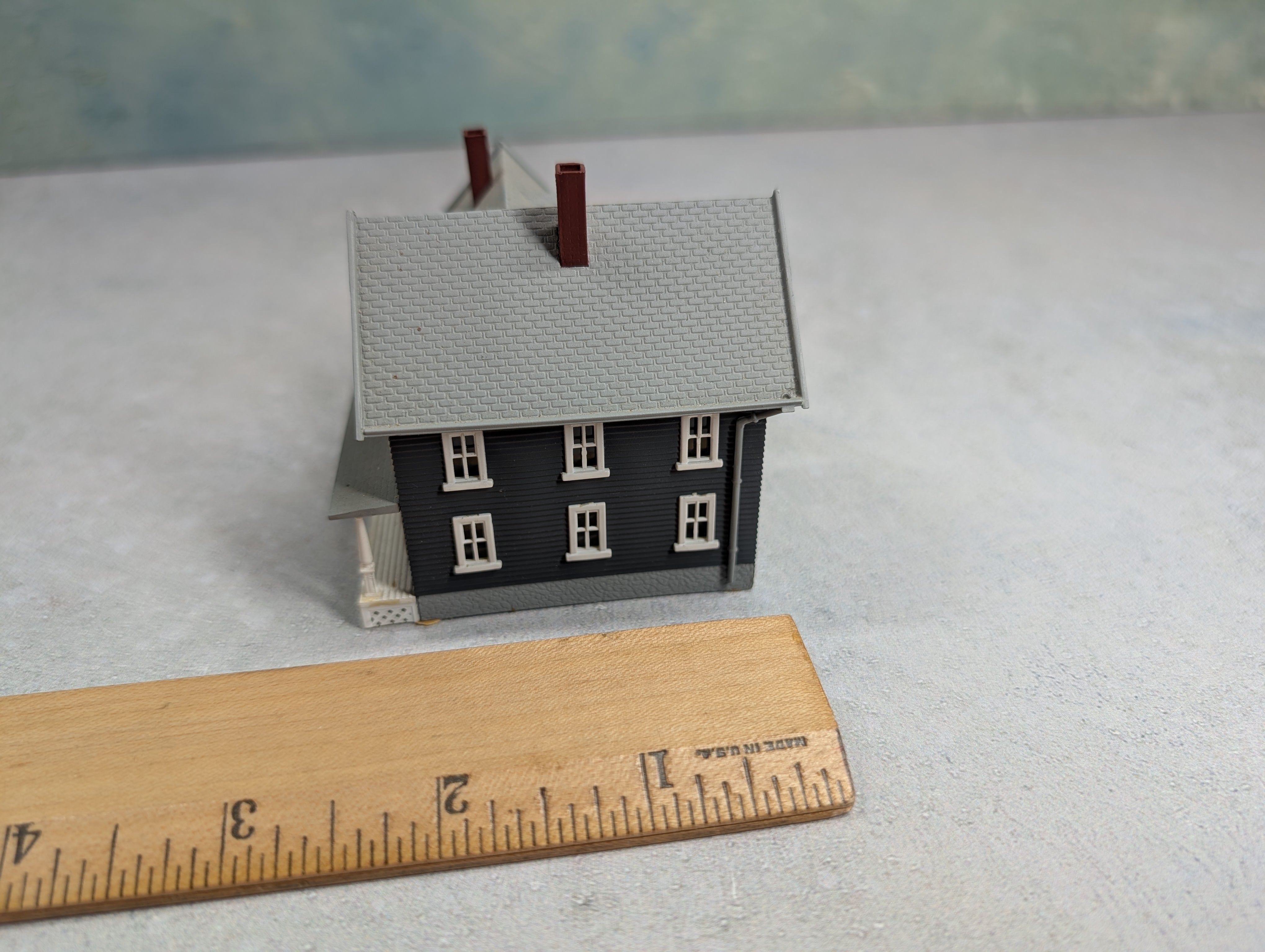 USED N Scale Gray and White 2 Story Home Building