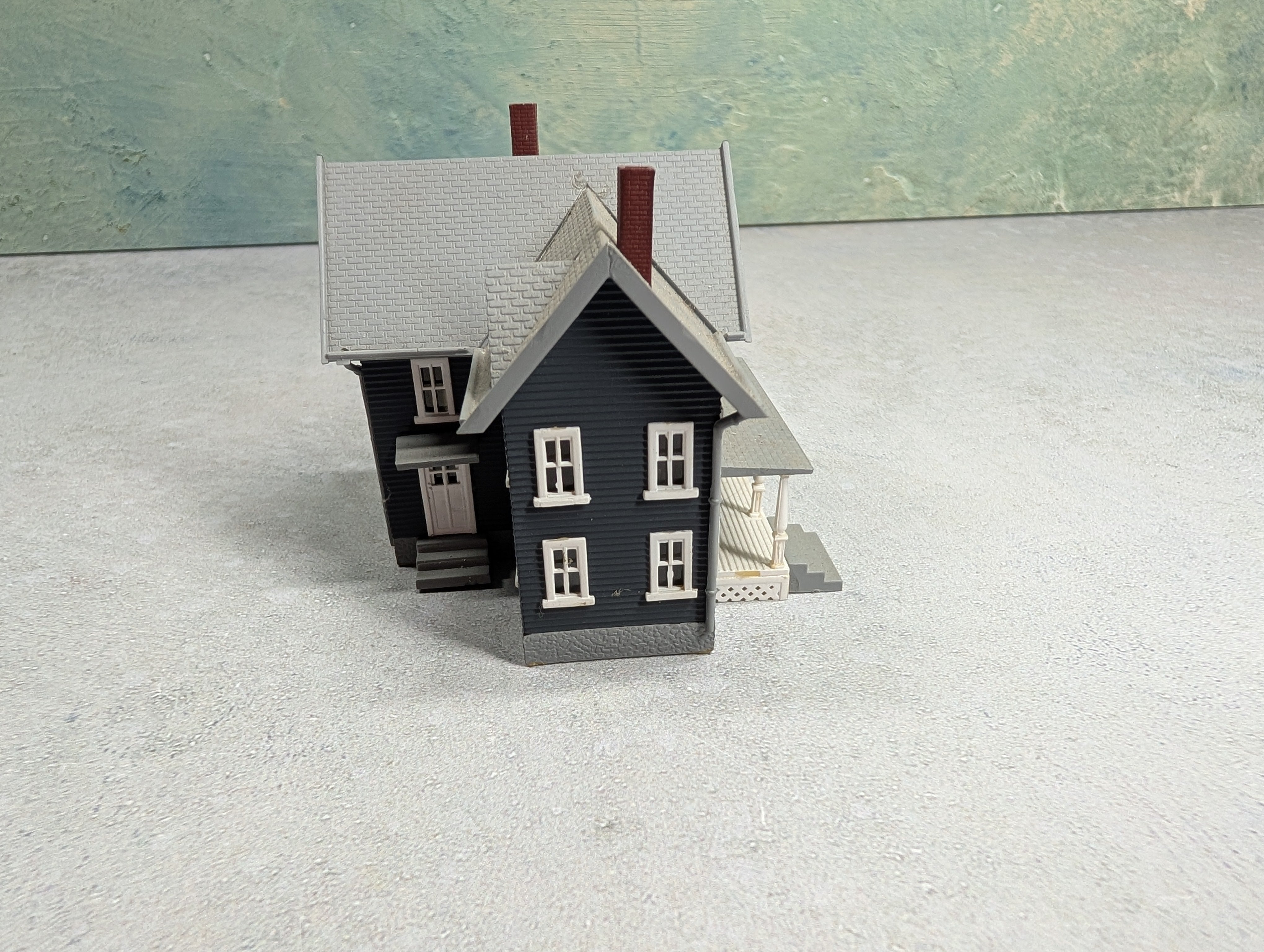 USED N Scale Gray and White 2 Story Home Building