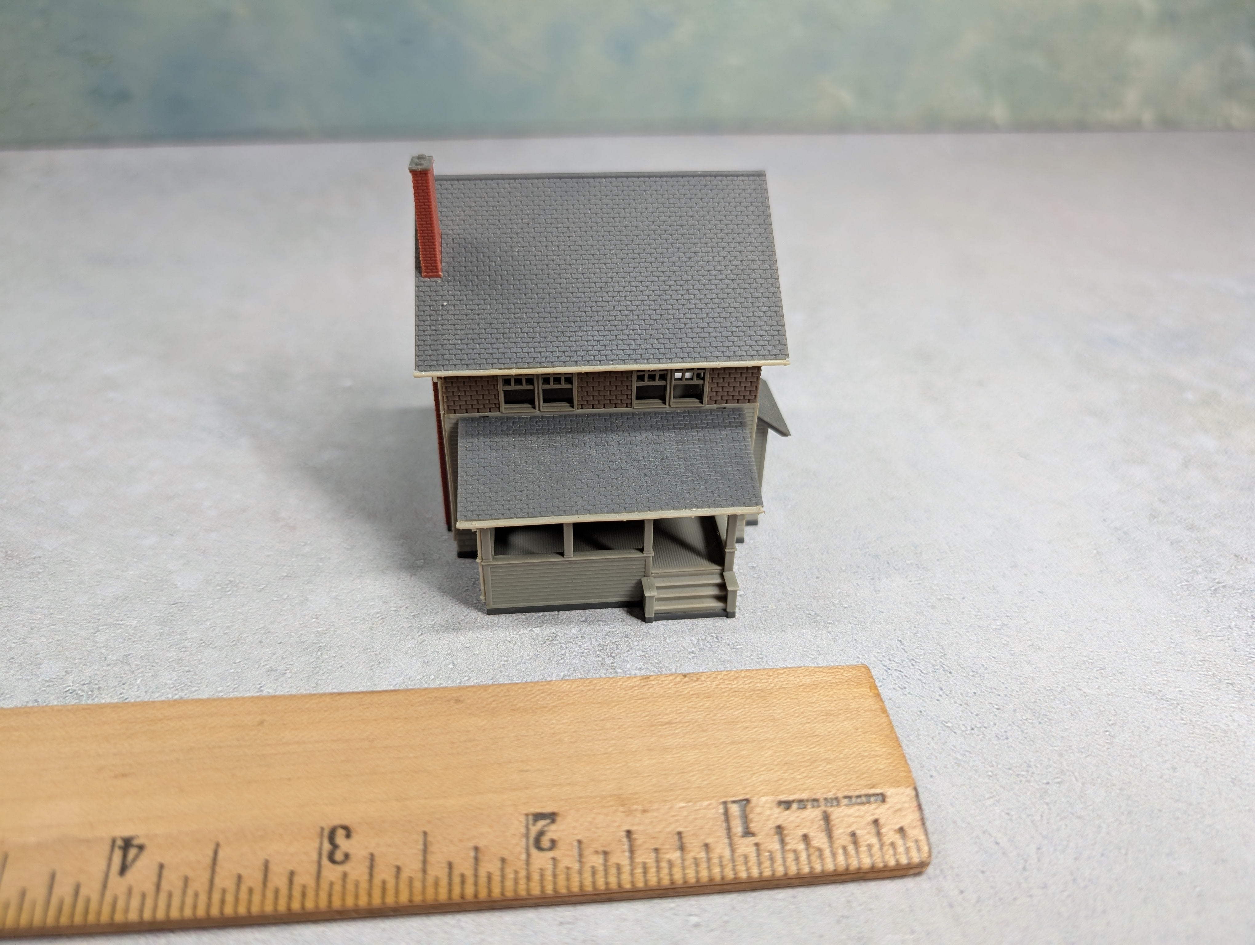 USED N Scale Brown and Gray Home
