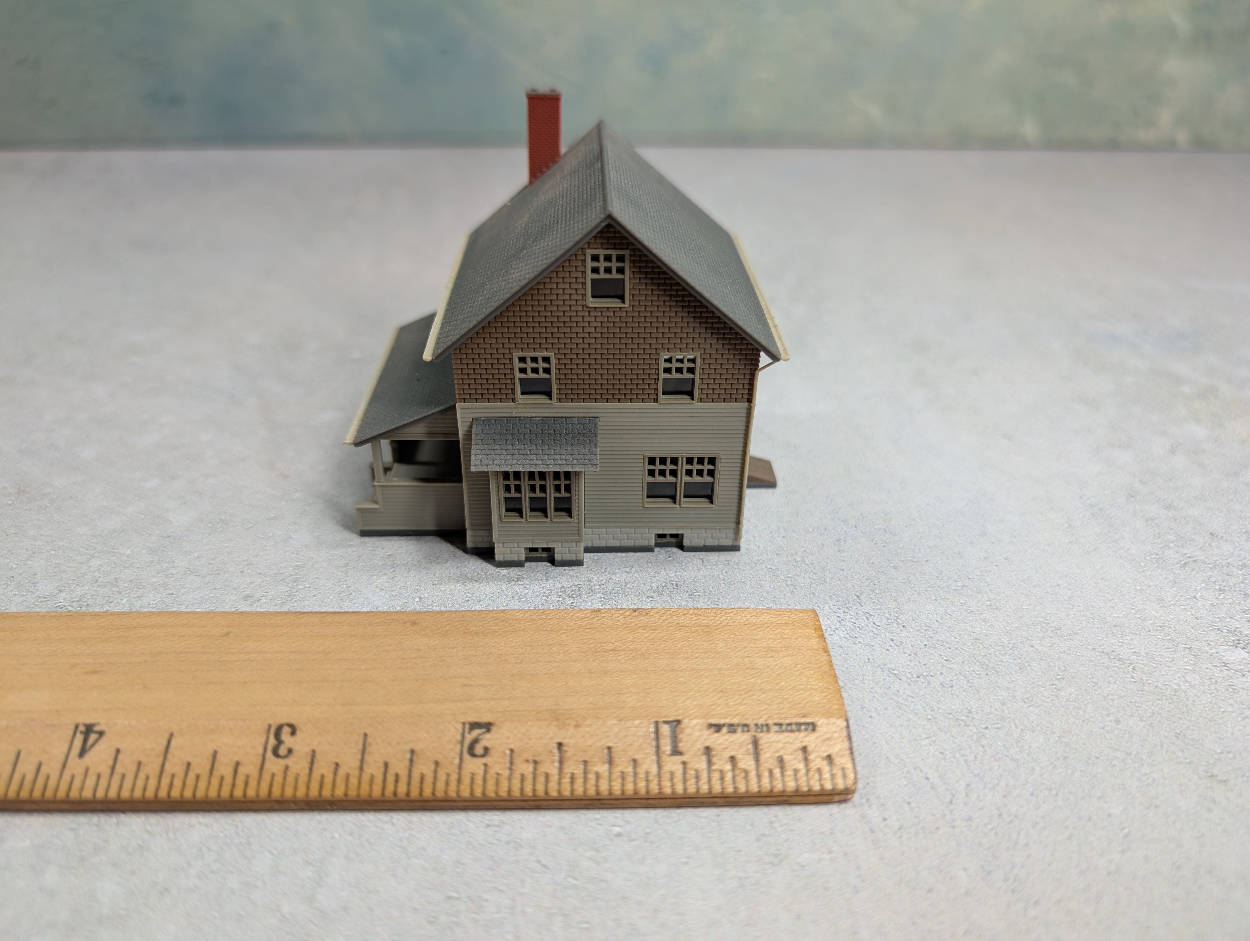 USED N Scale Brown and Gray Home