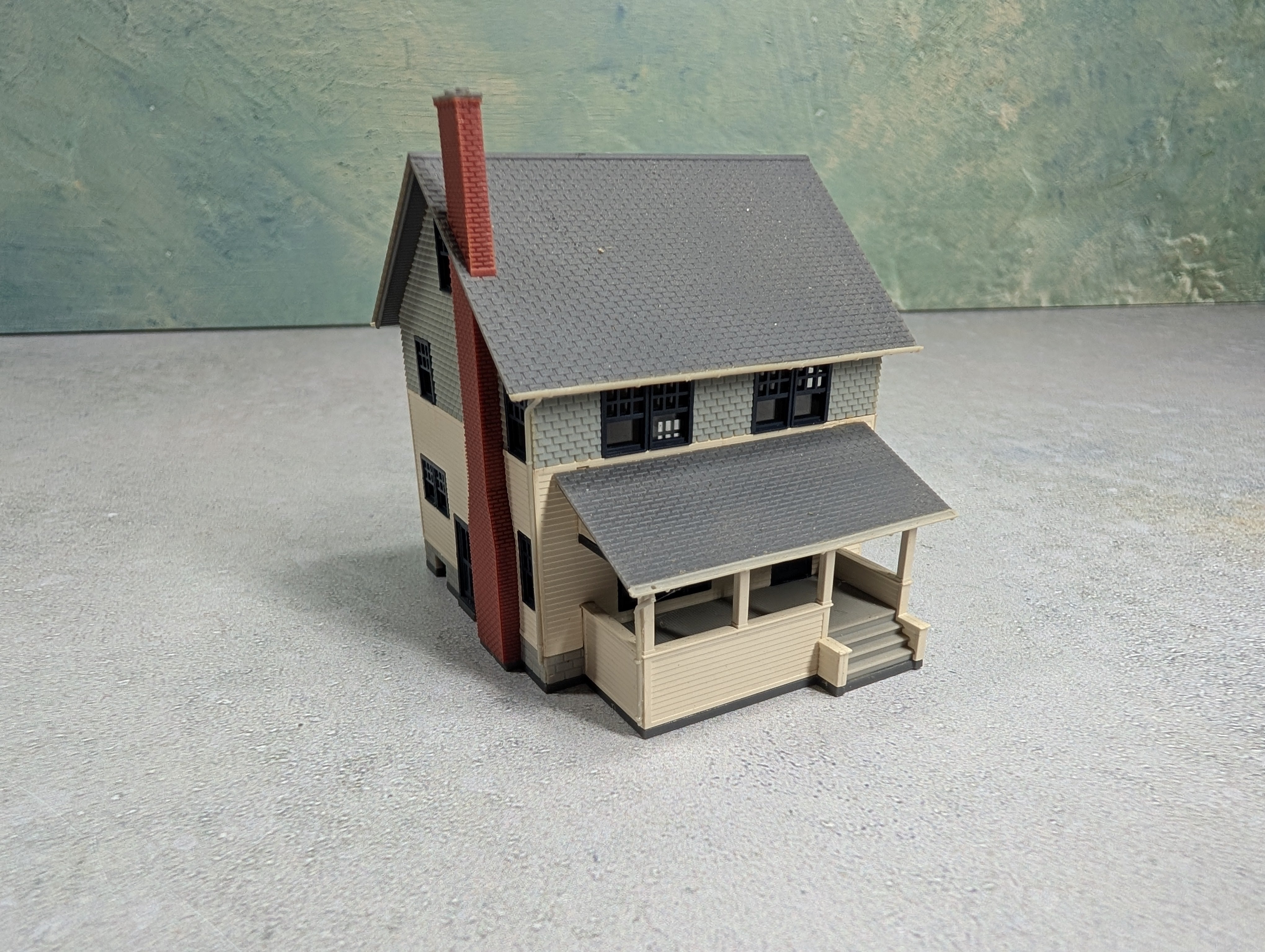 USED N Scale Gray and Creme Home