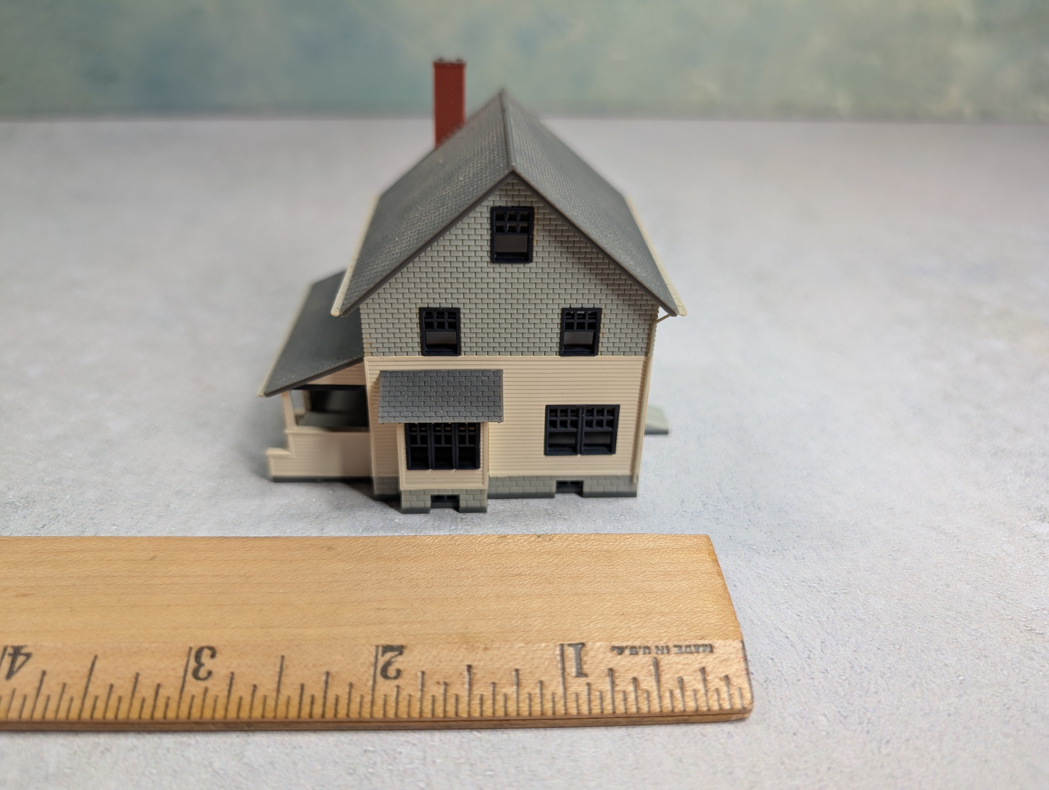 USED N Scale Gray and Creme Home