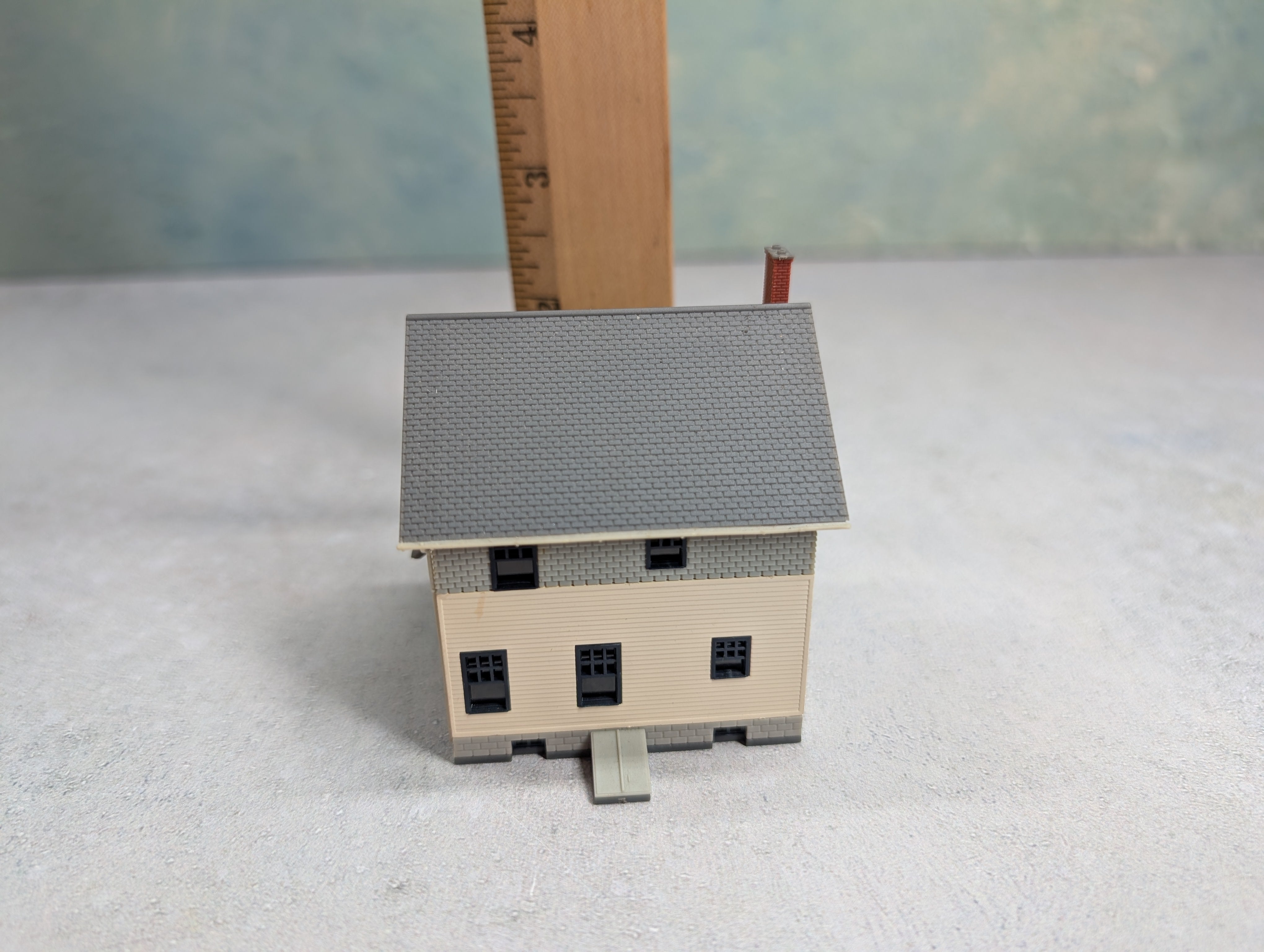 USED N Scale Gray and Creme Home