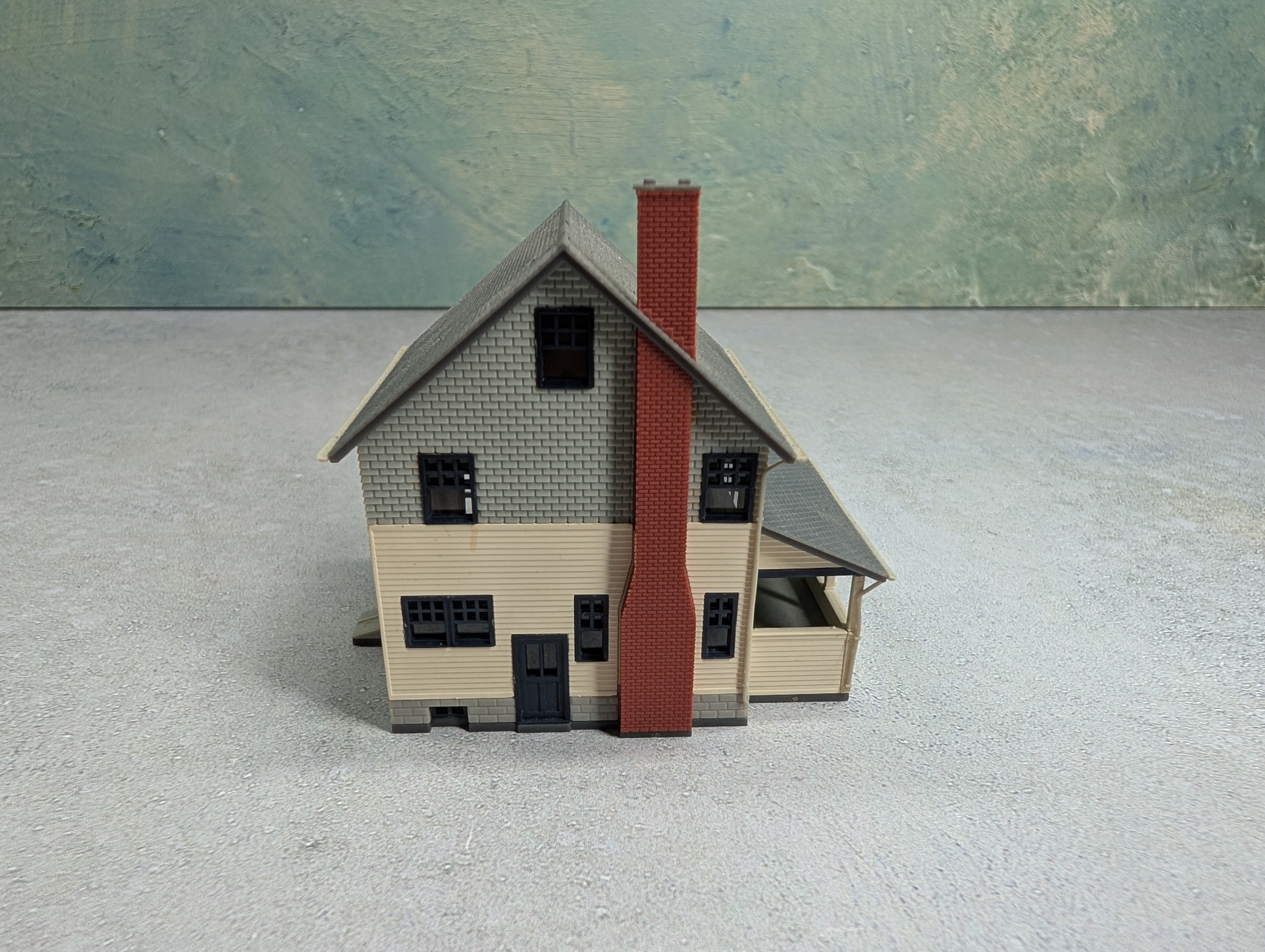 USED N Scale Gray and Creme Home