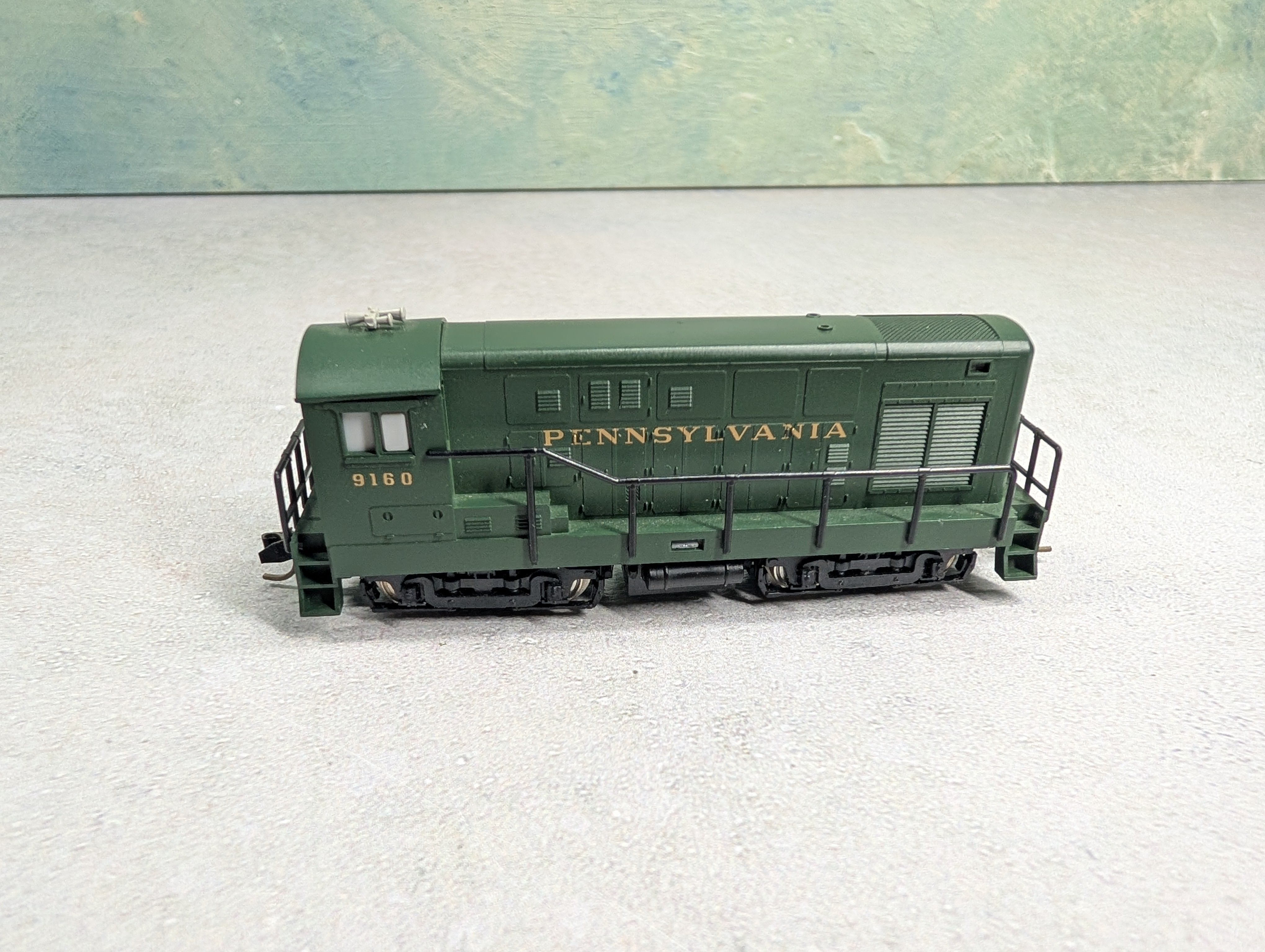 USED Minitrix N Scale FM H-12-44 Diesel Locomotive Pennsylvania #9160 Runs DC