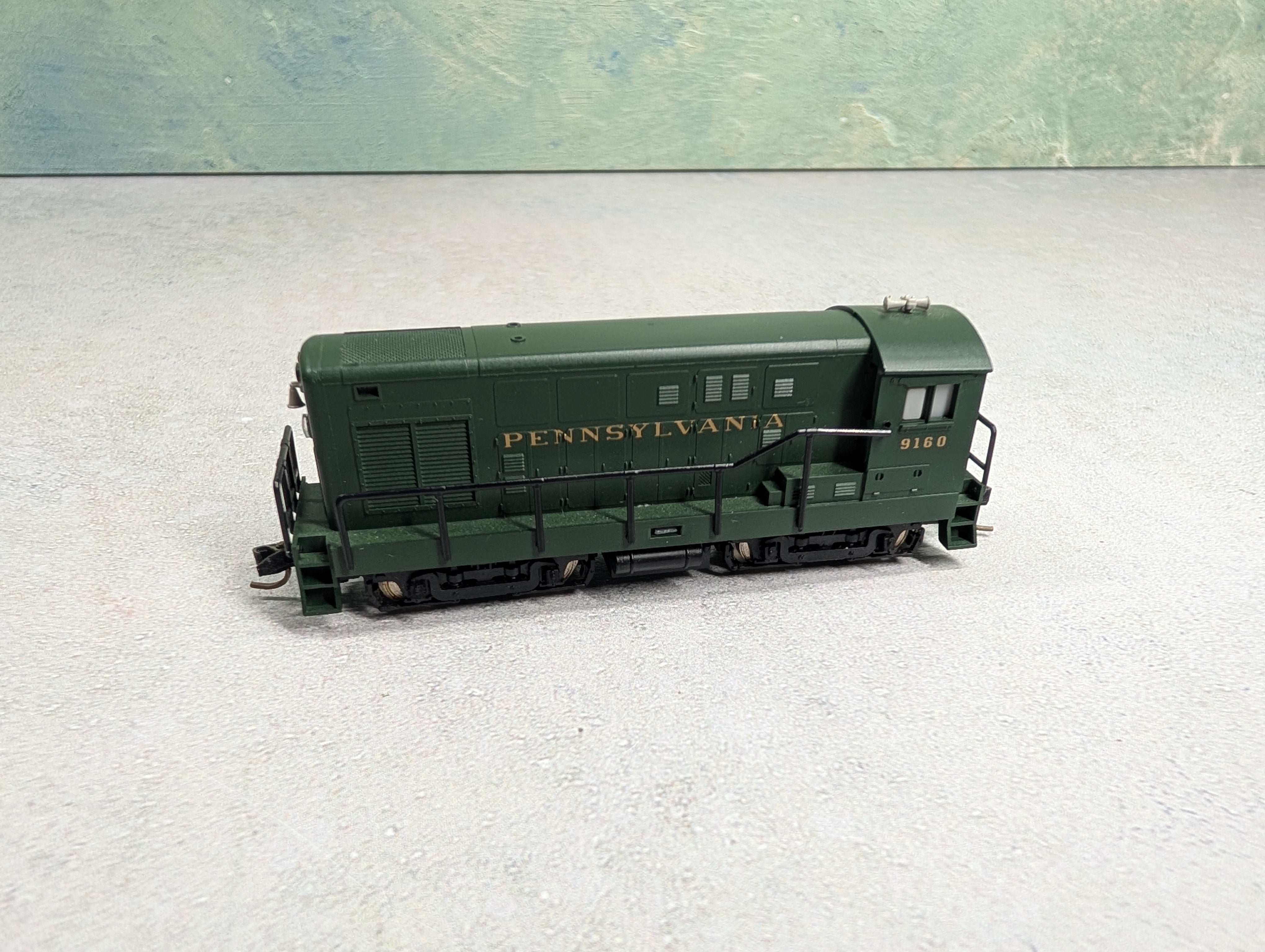 USED Minitrix N Scale FM H-12-44 Diesel Locomotive Pennsylvania #9160 Runs DC