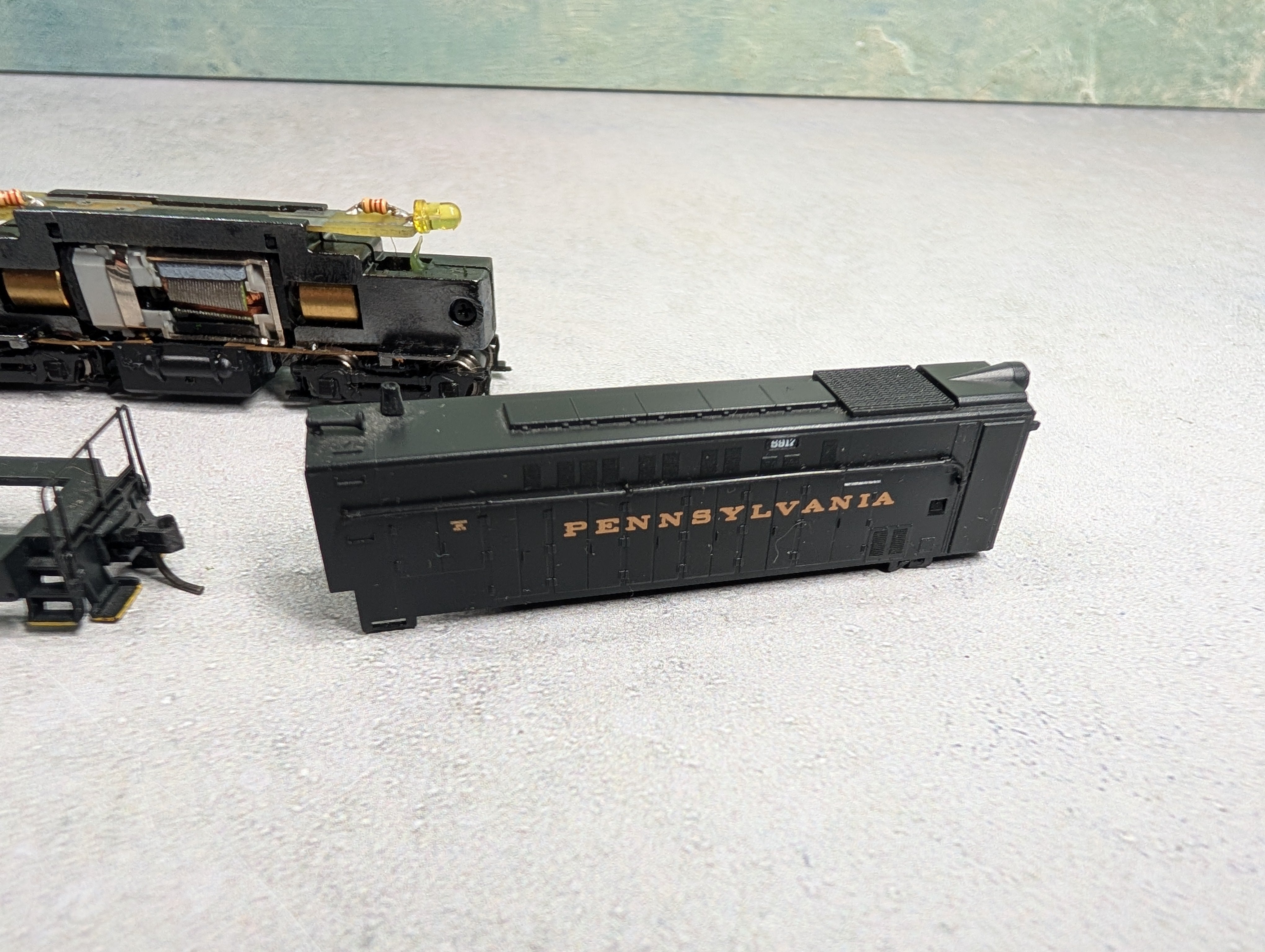 USED Atlas N Scale VO-1000 Diesel Locomotive Pennsylvania #5917 Parts/Repair DC