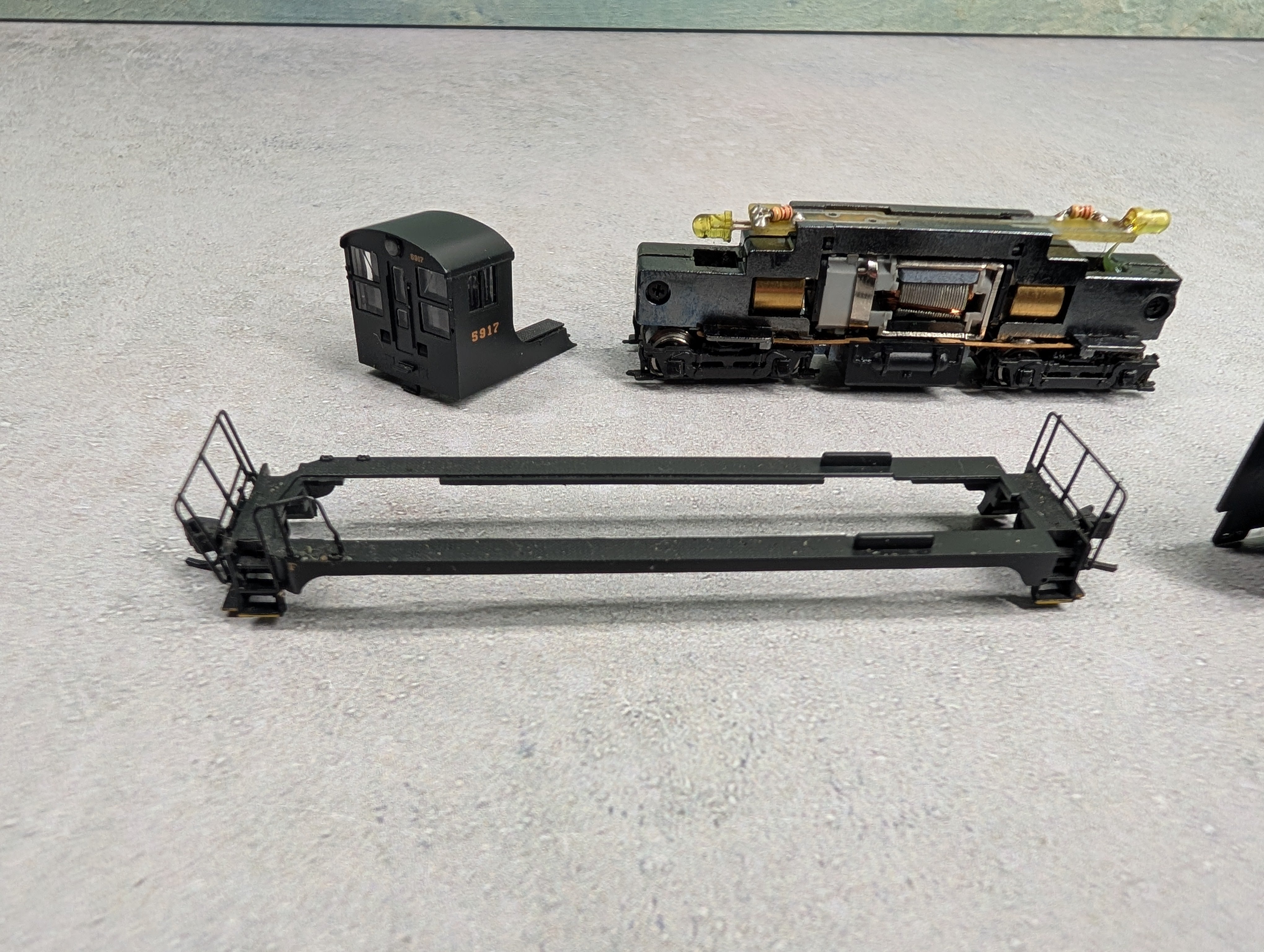 USED Atlas N Scale VO-1000 Diesel Locomotive Pennsylvania #5917 Parts/Repair DC