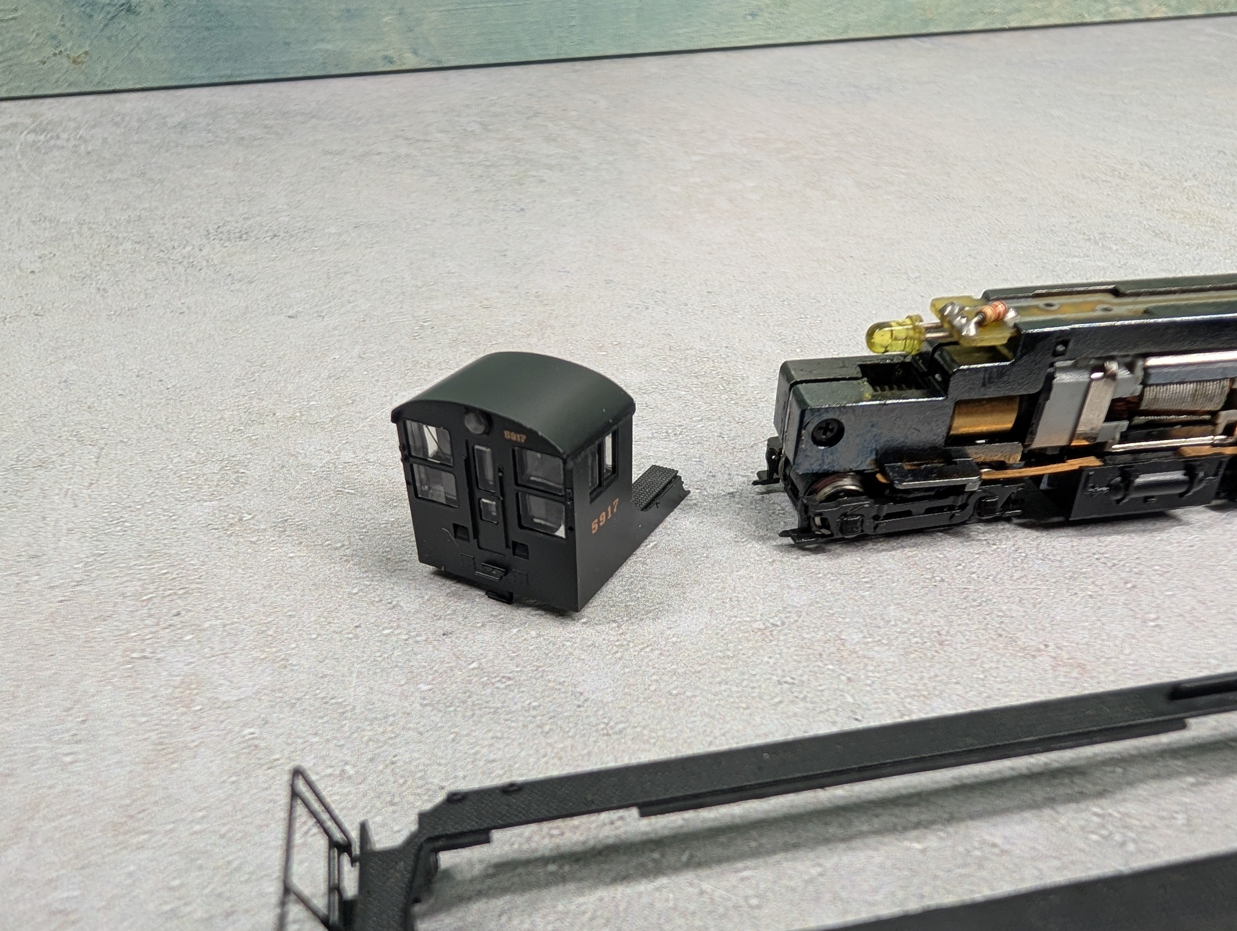 USED Atlas N Scale VO-1000 Diesel Locomotive Pennsylvania #5917 Parts/Repair DC