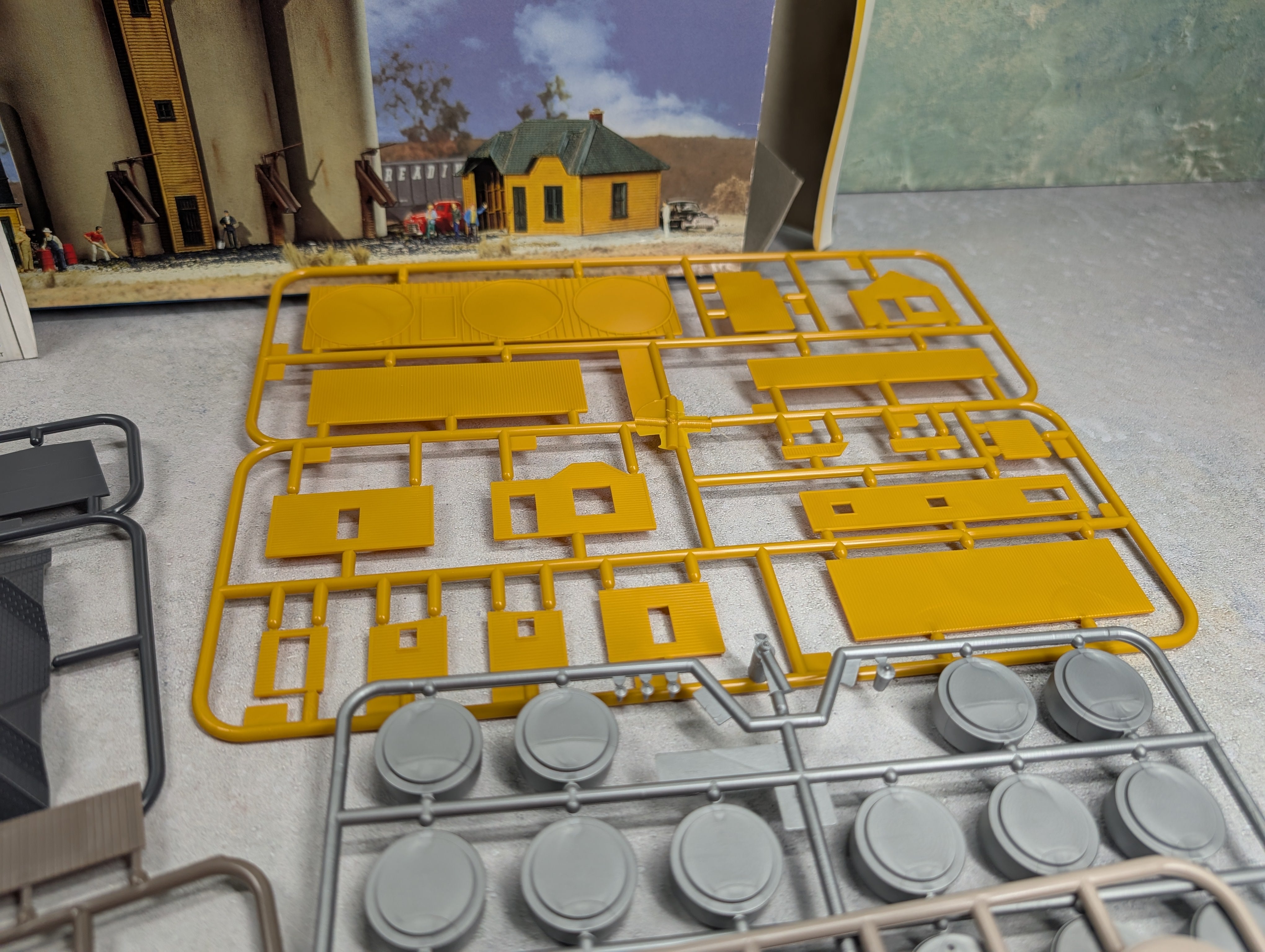 USED Walthers 933-3246 N Scale Cornerstone Goldenflame Fuel Co Structure KIT