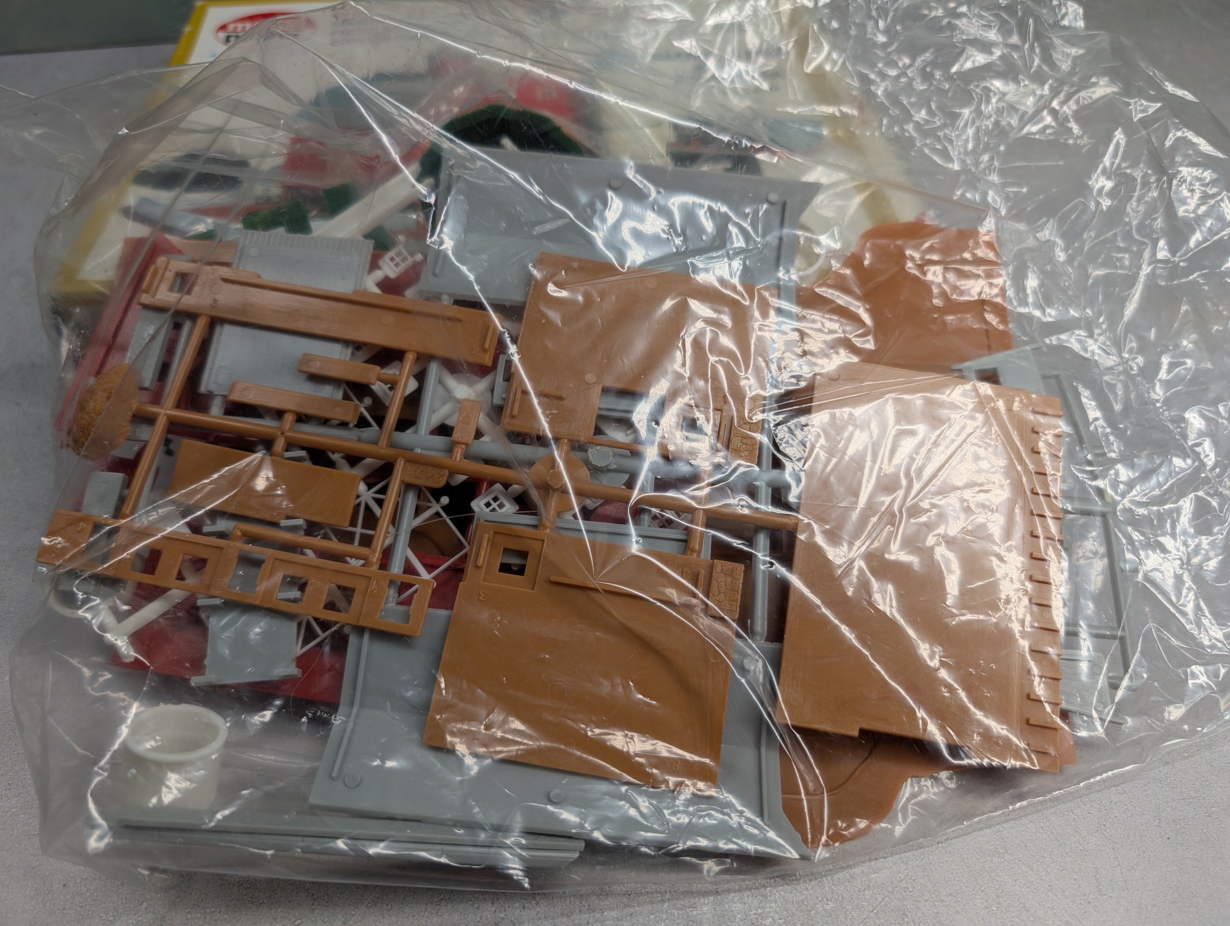 USED Model Power 1517 N Scale Barn, Silo & Chicken Coop KIT