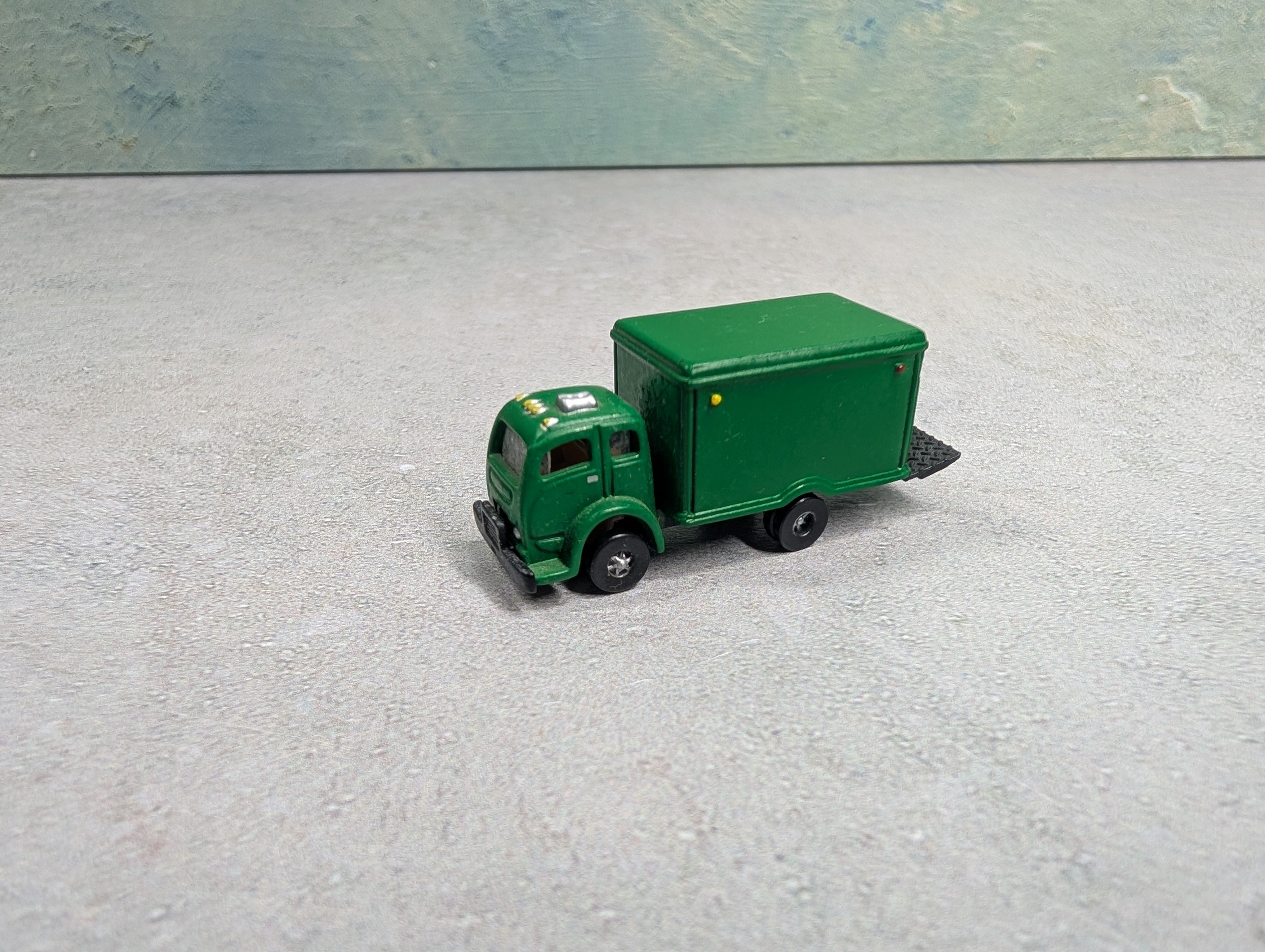 USED Classic Metal Works N Scale Green Box Truck with Moving Lift Gate