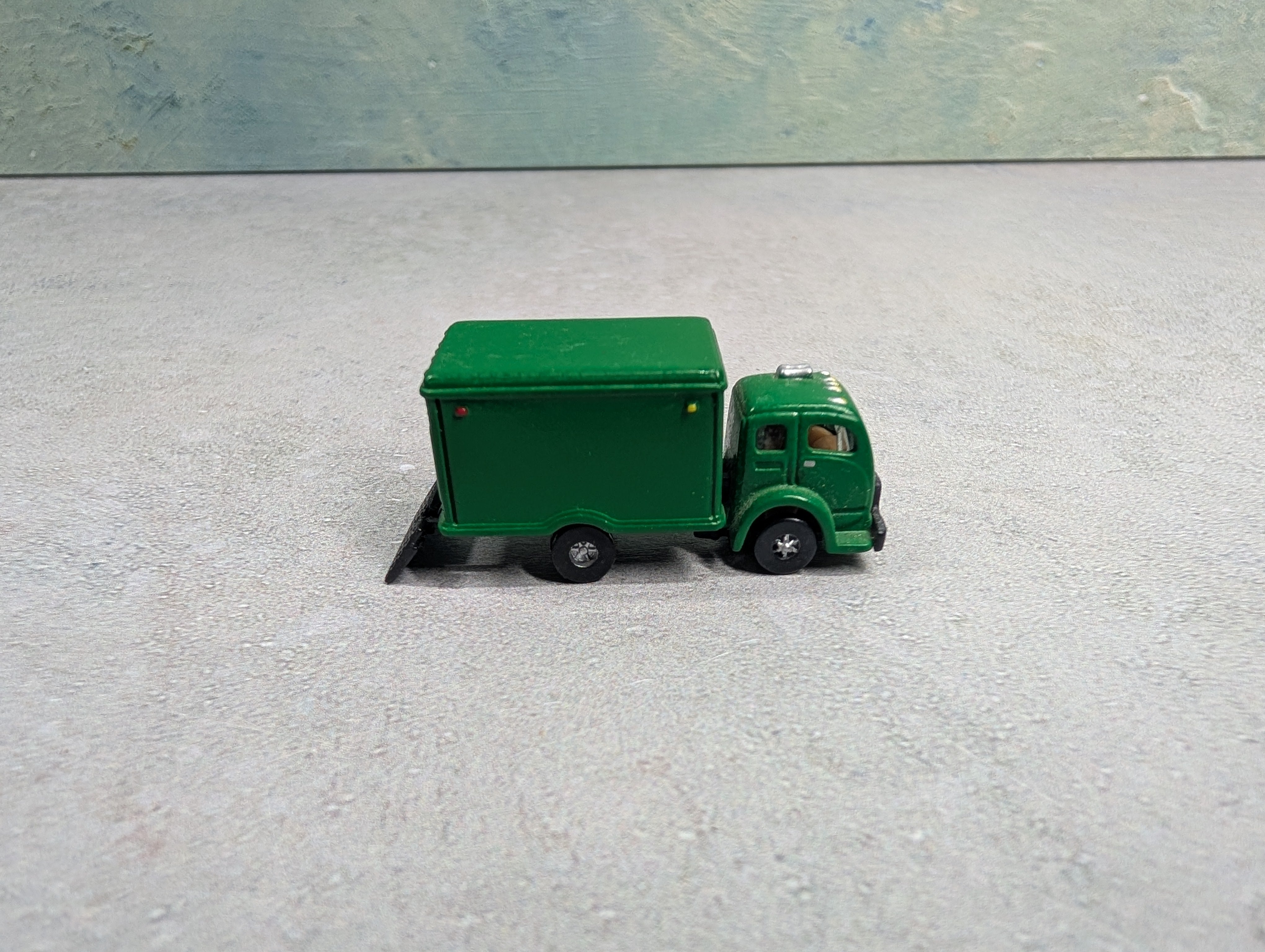 USED Classic Metal Works N Scale Green Box Truck with Moving Lift Gate