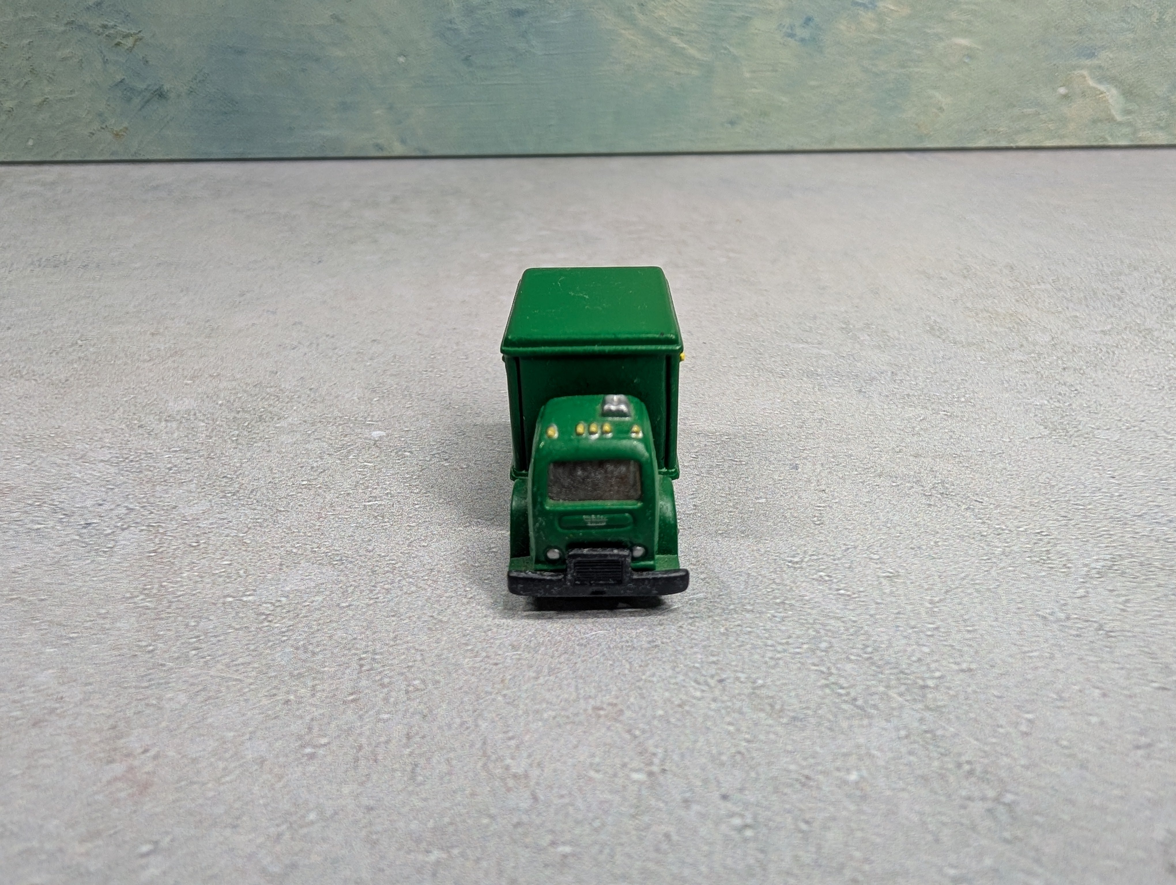 USED Classic Metal Works N Scale Green Box Truck with Moving Lift Gate