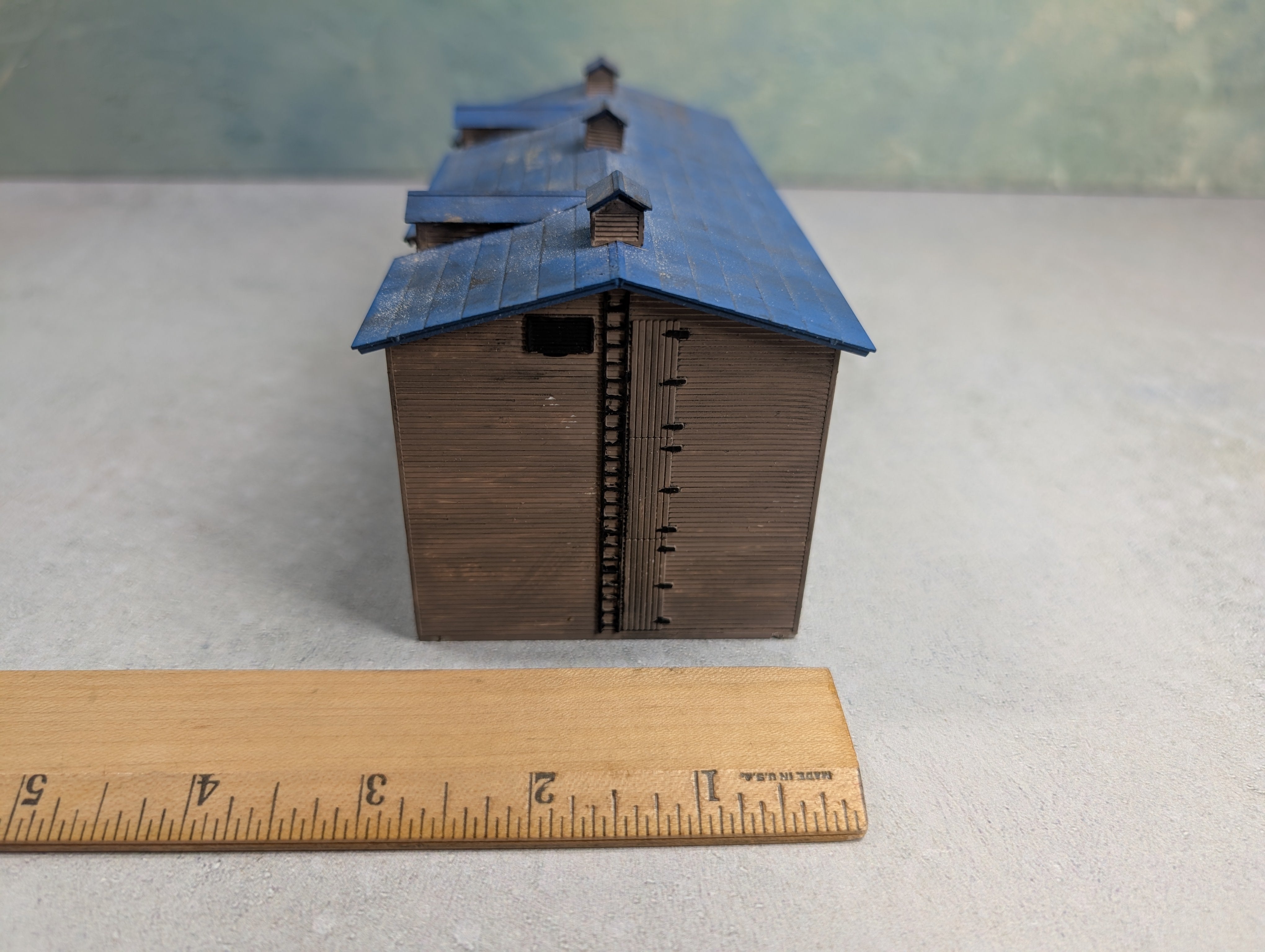 USED Walthers N Scale Weathered Ice House & Icing Platform