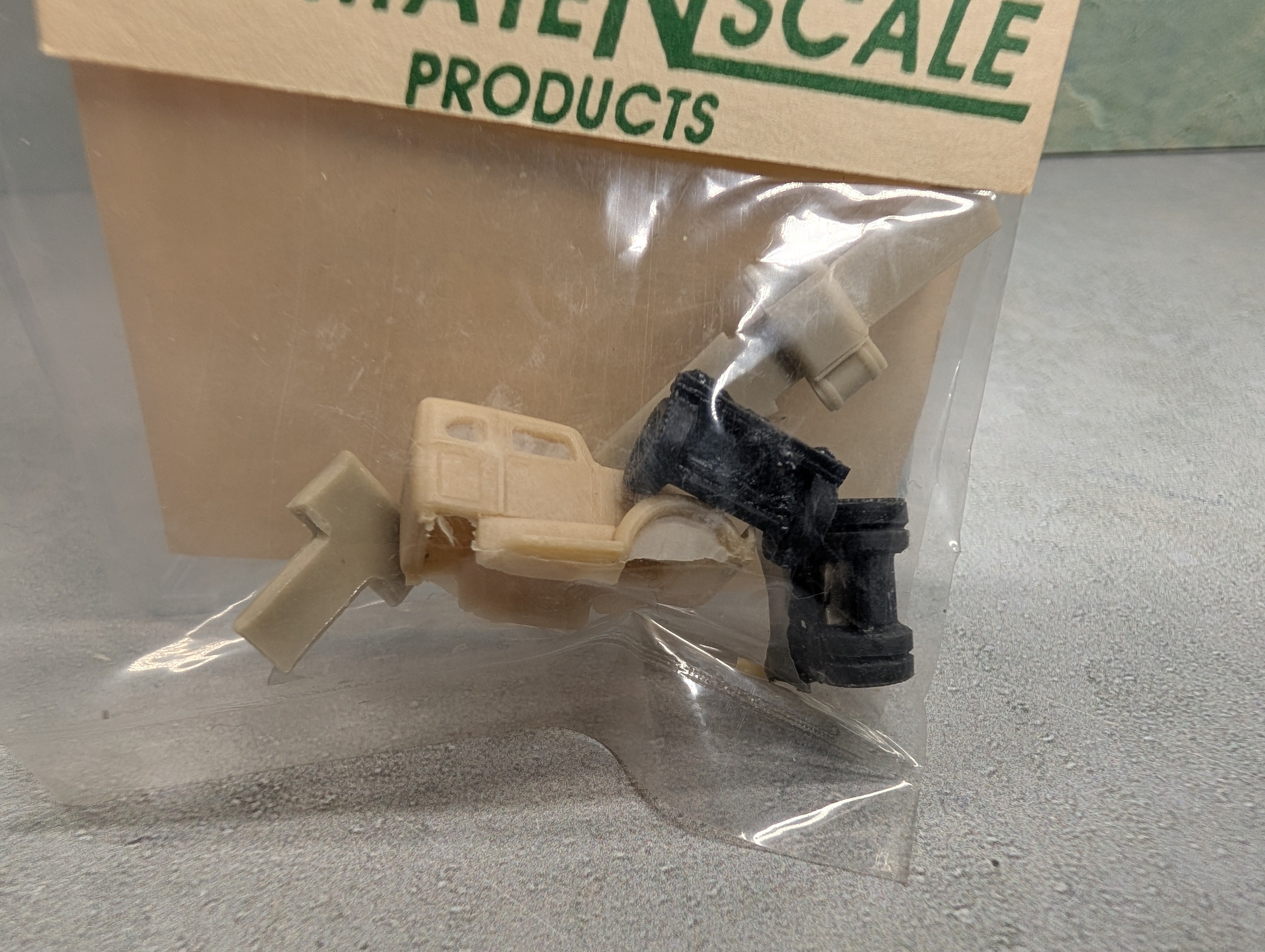 Ultimate N Scale 2713 N Scale 1940-1948 Federal Single Drive Axle Semi w/ Sleeper KIT