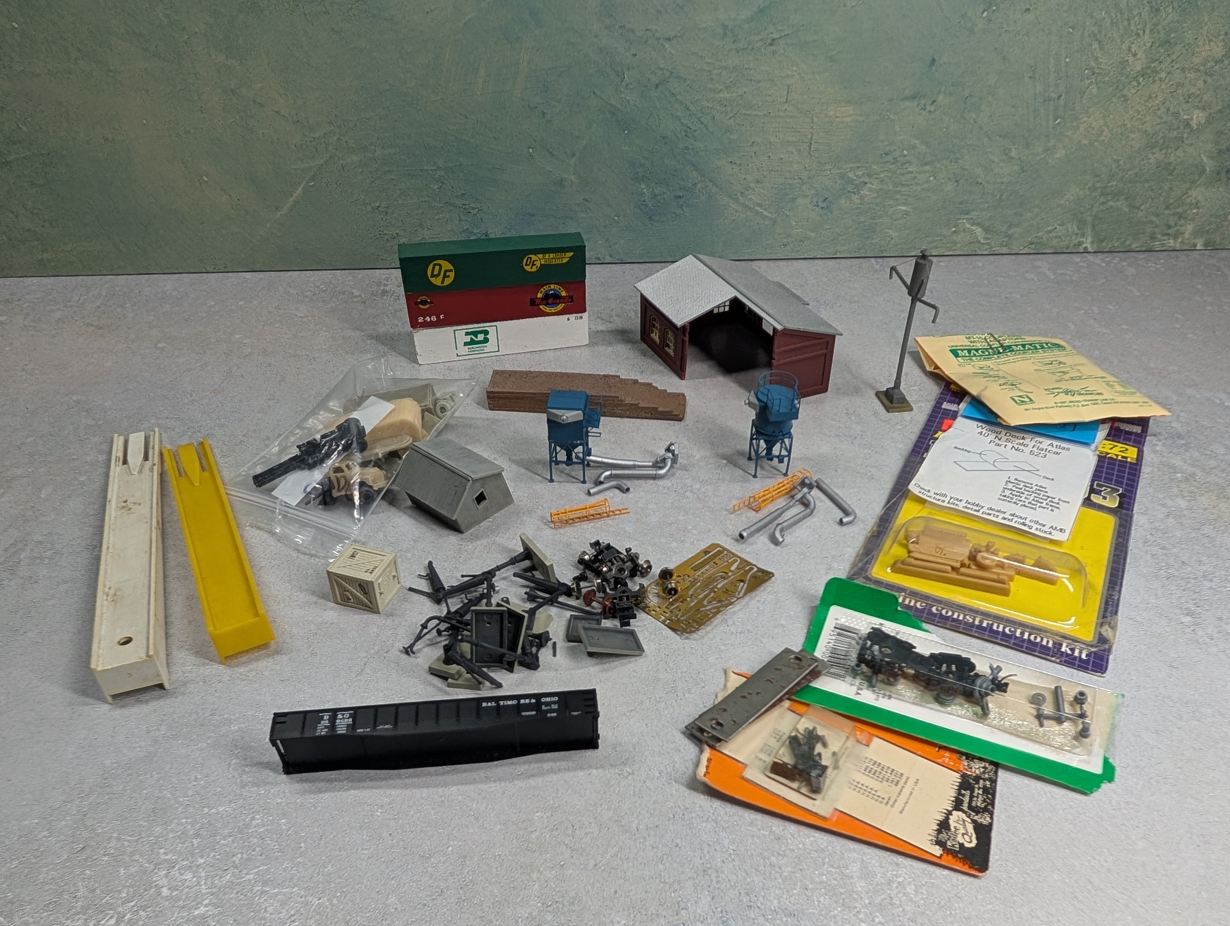 USED N Scale Lot of N Scale Parts, Details, Buildings & More