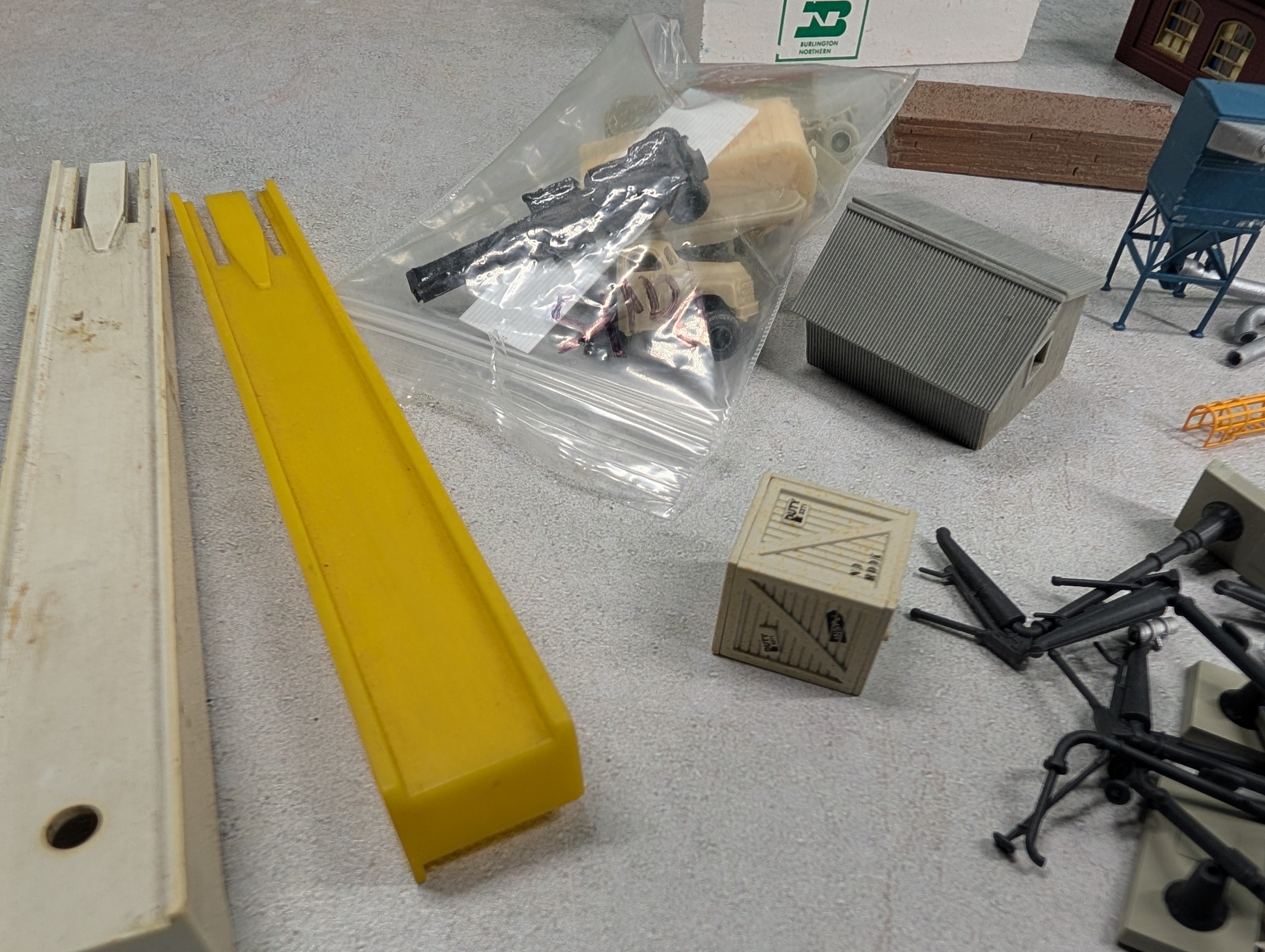 USED N Scale Lot of N Scale Parts, Details, Buildings & More