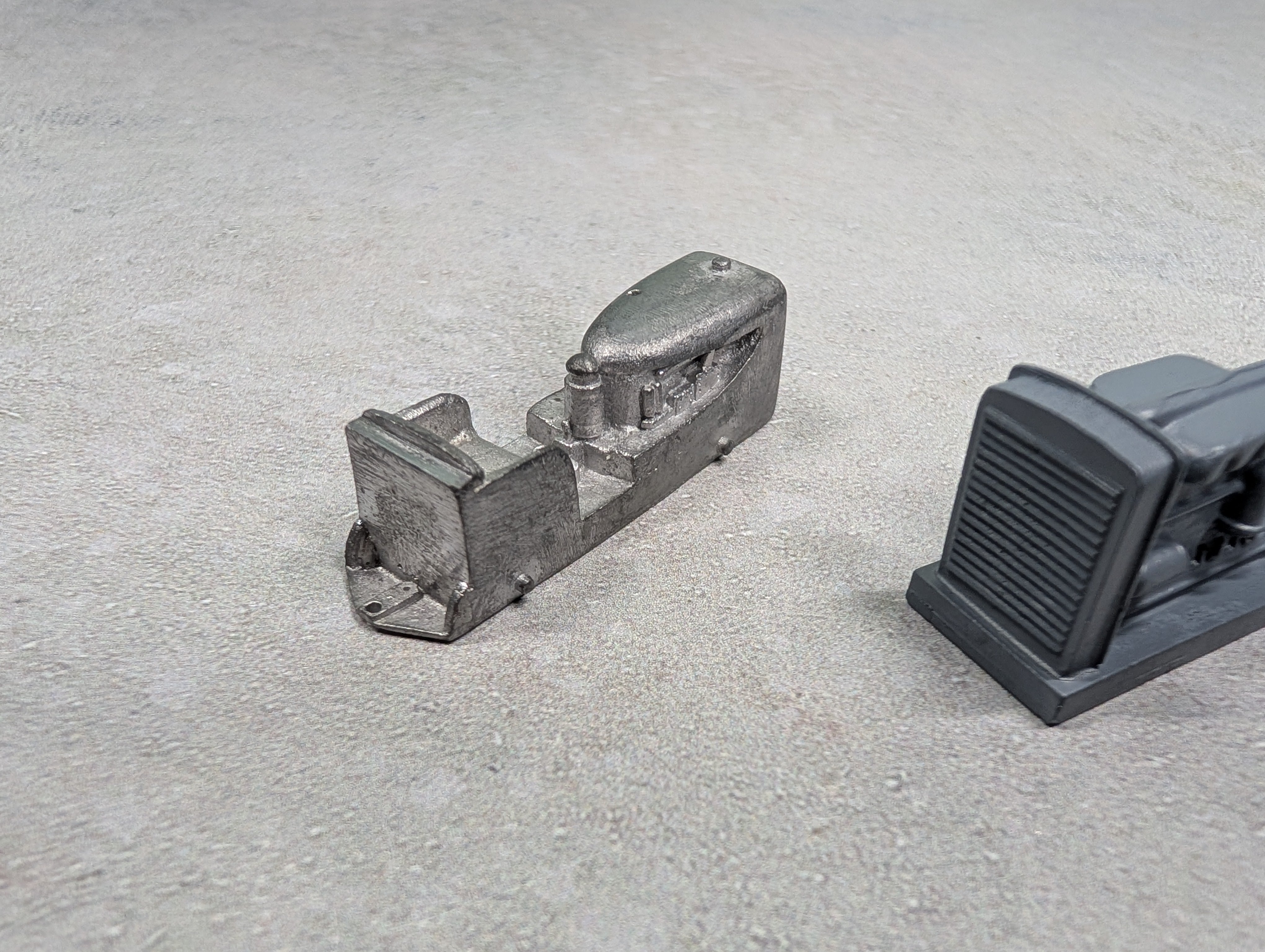 USED HO Scale Engine Flat Car Loads (2 pcs)