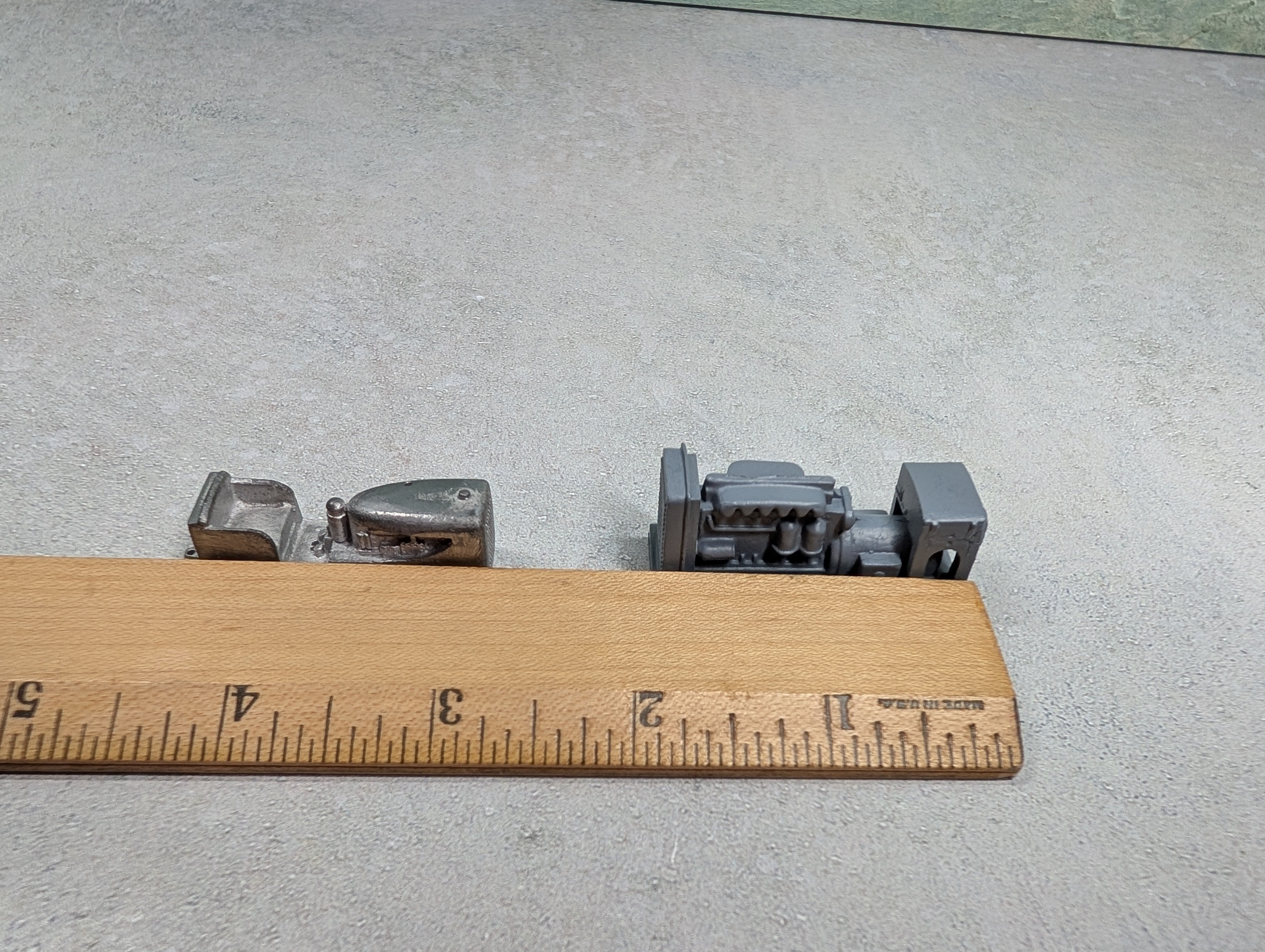 USED HO Scale Engine Flat Car Loads (2 pcs)