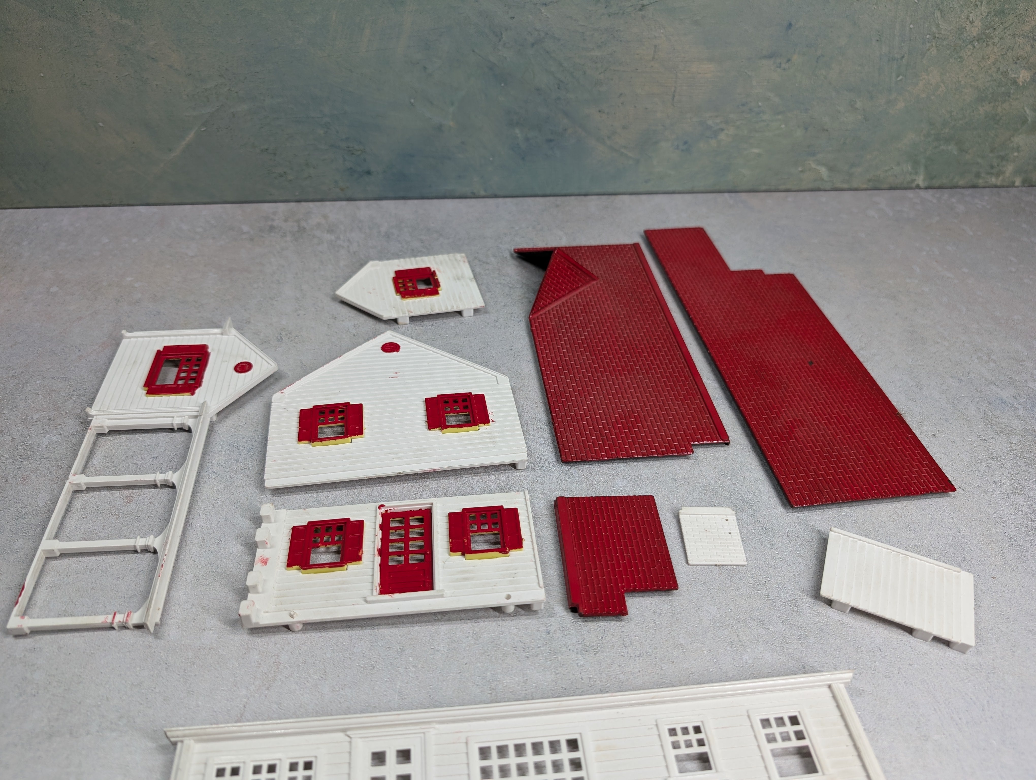 USED O White & Red House KIT
