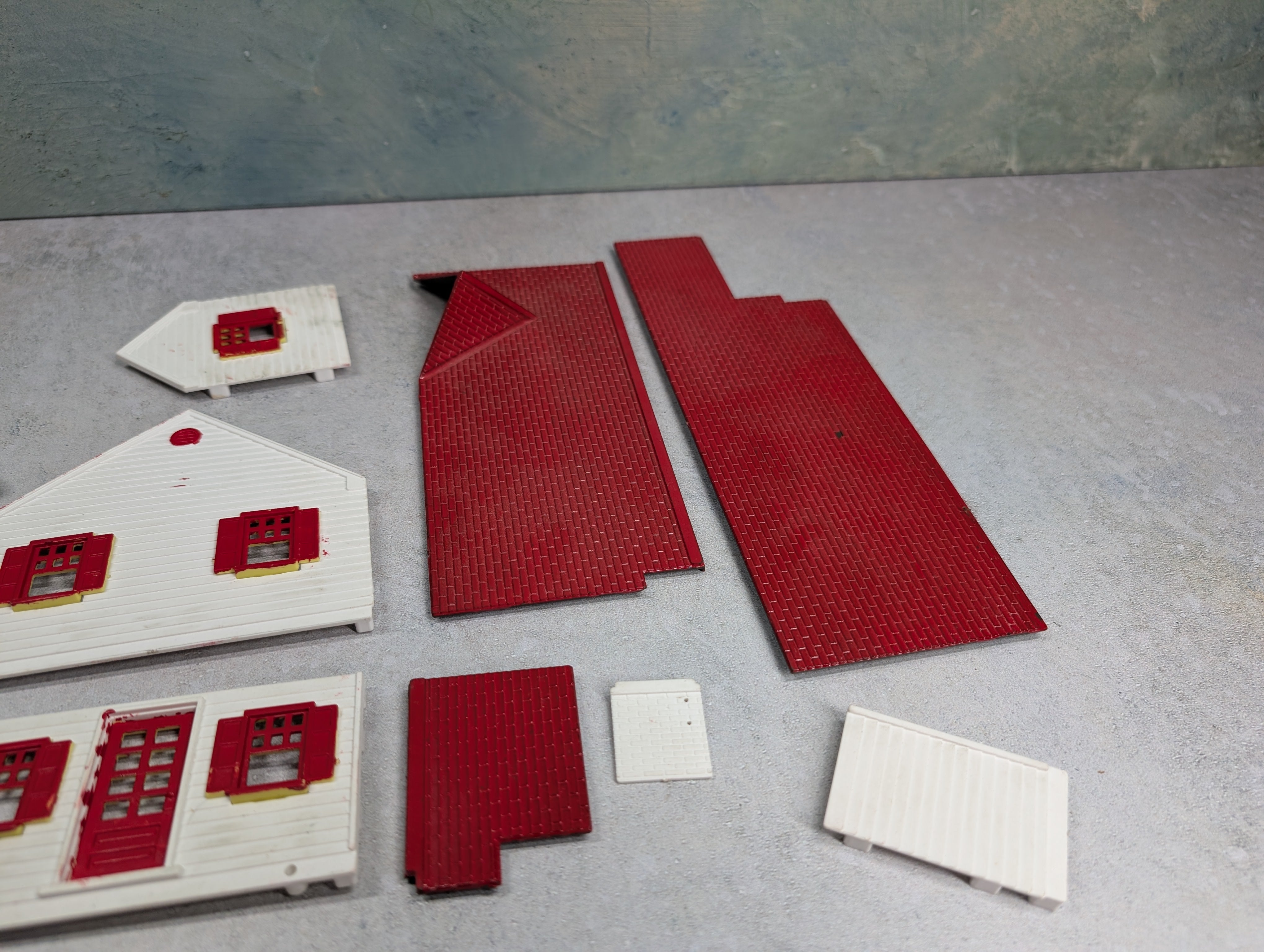 USED O White & Red House KIT