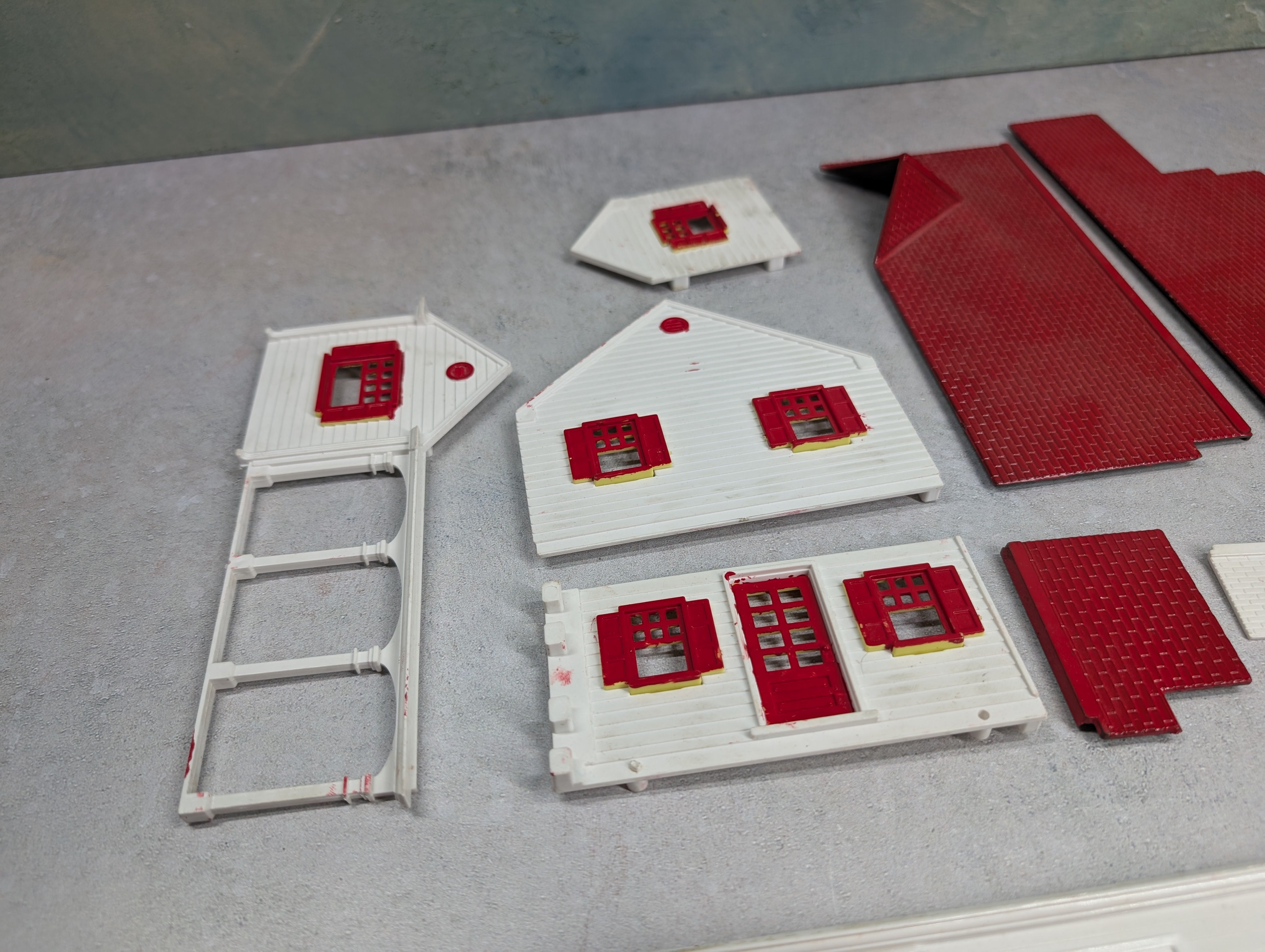 USED O White & Red House KIT