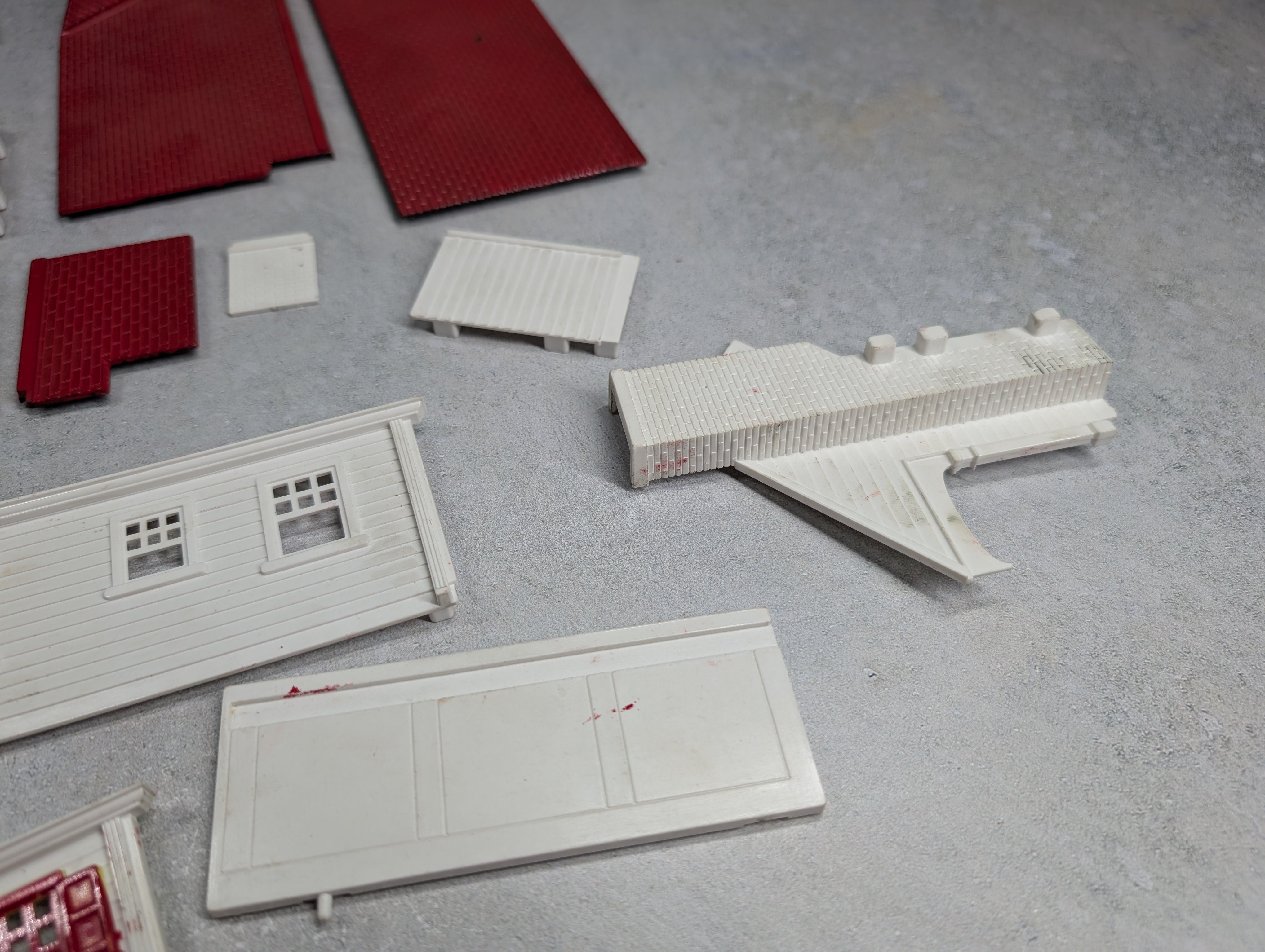 USED O White & Red House KIT