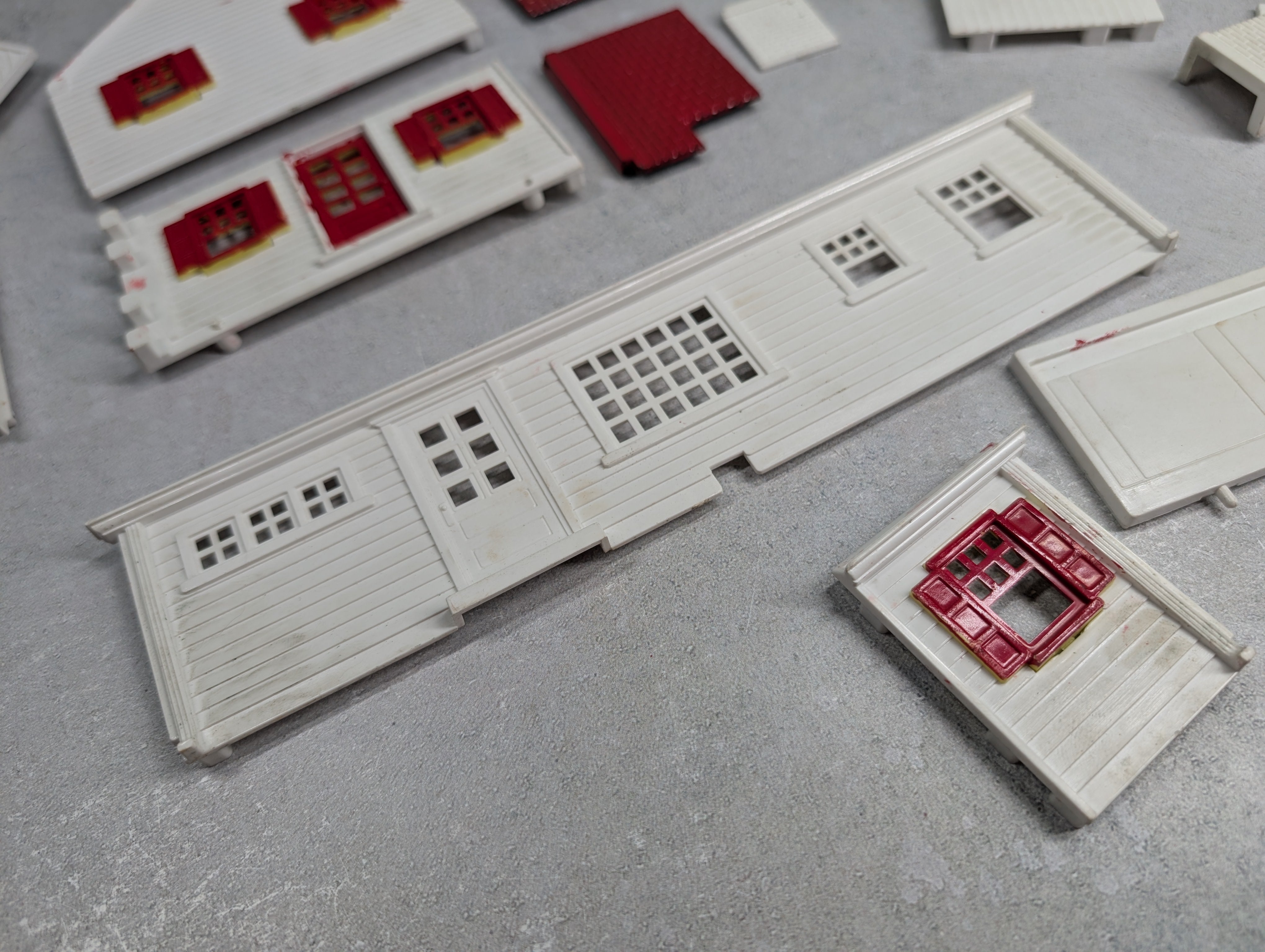 USED O White & Red House KIT