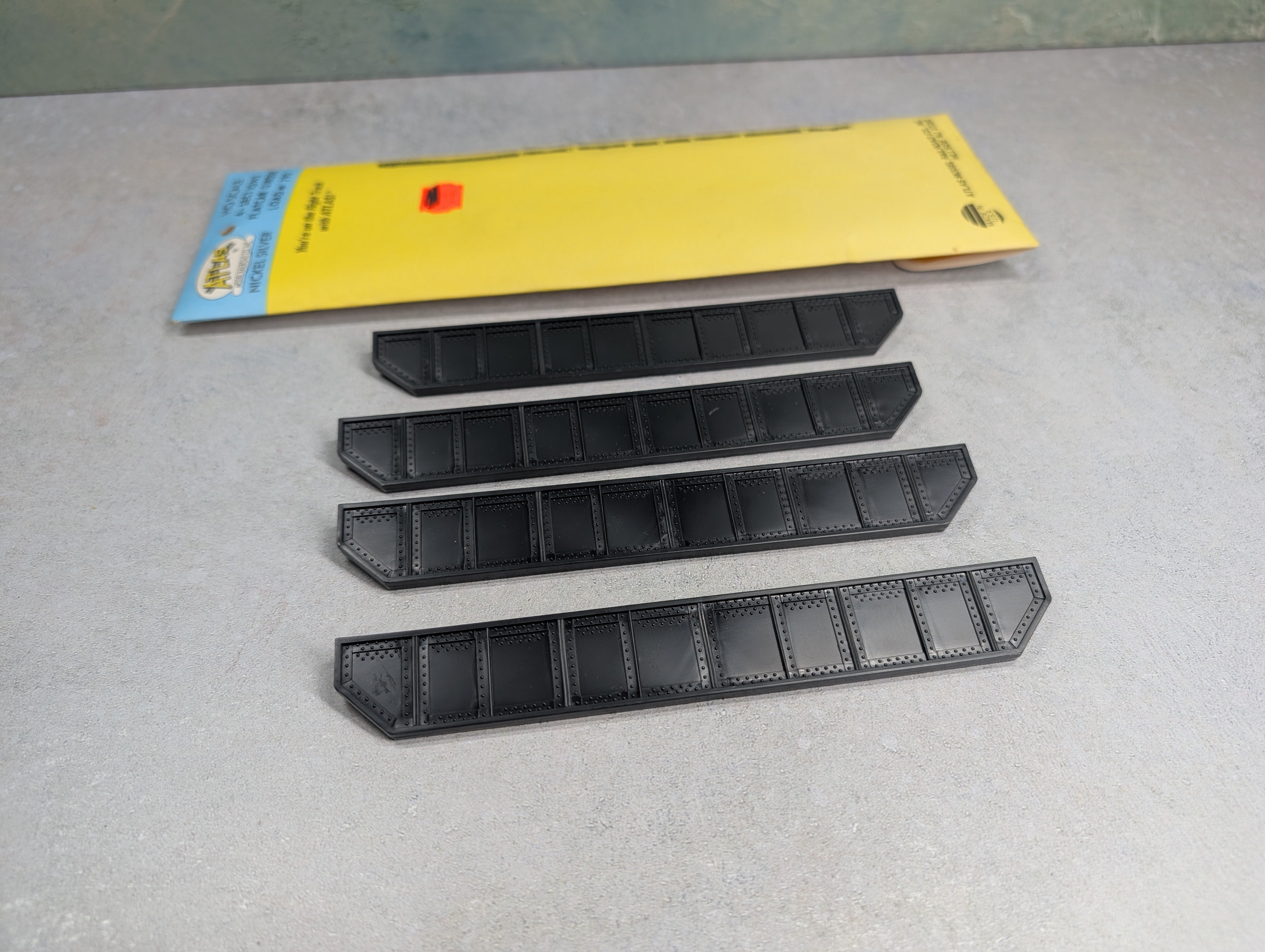 USED Atlas 790 HO Scale Flat Car Girder Load Black (4 pcs)