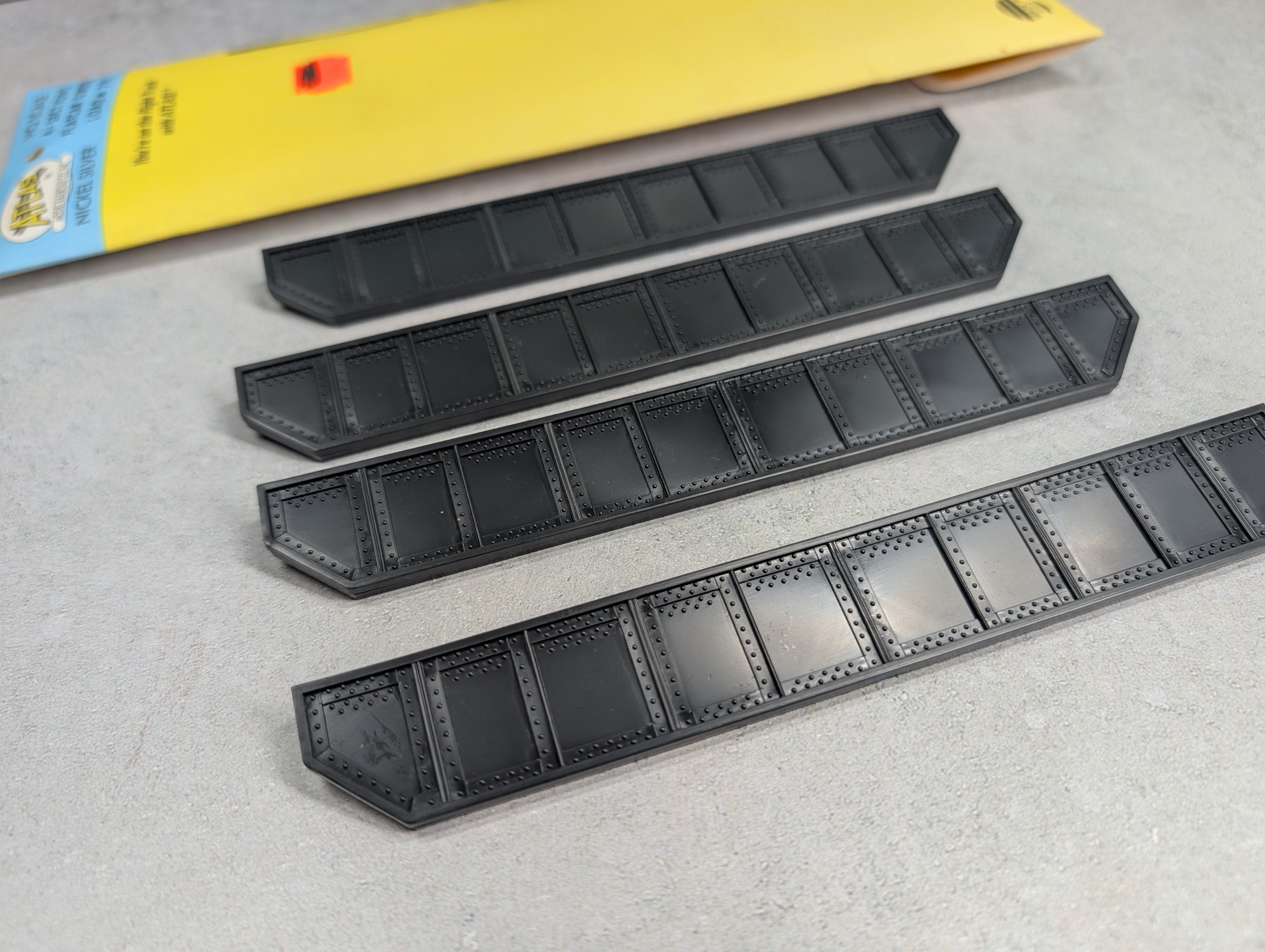 USED Atlas 790 HO Scale Flat Car Girder Load Black (4 pcs)