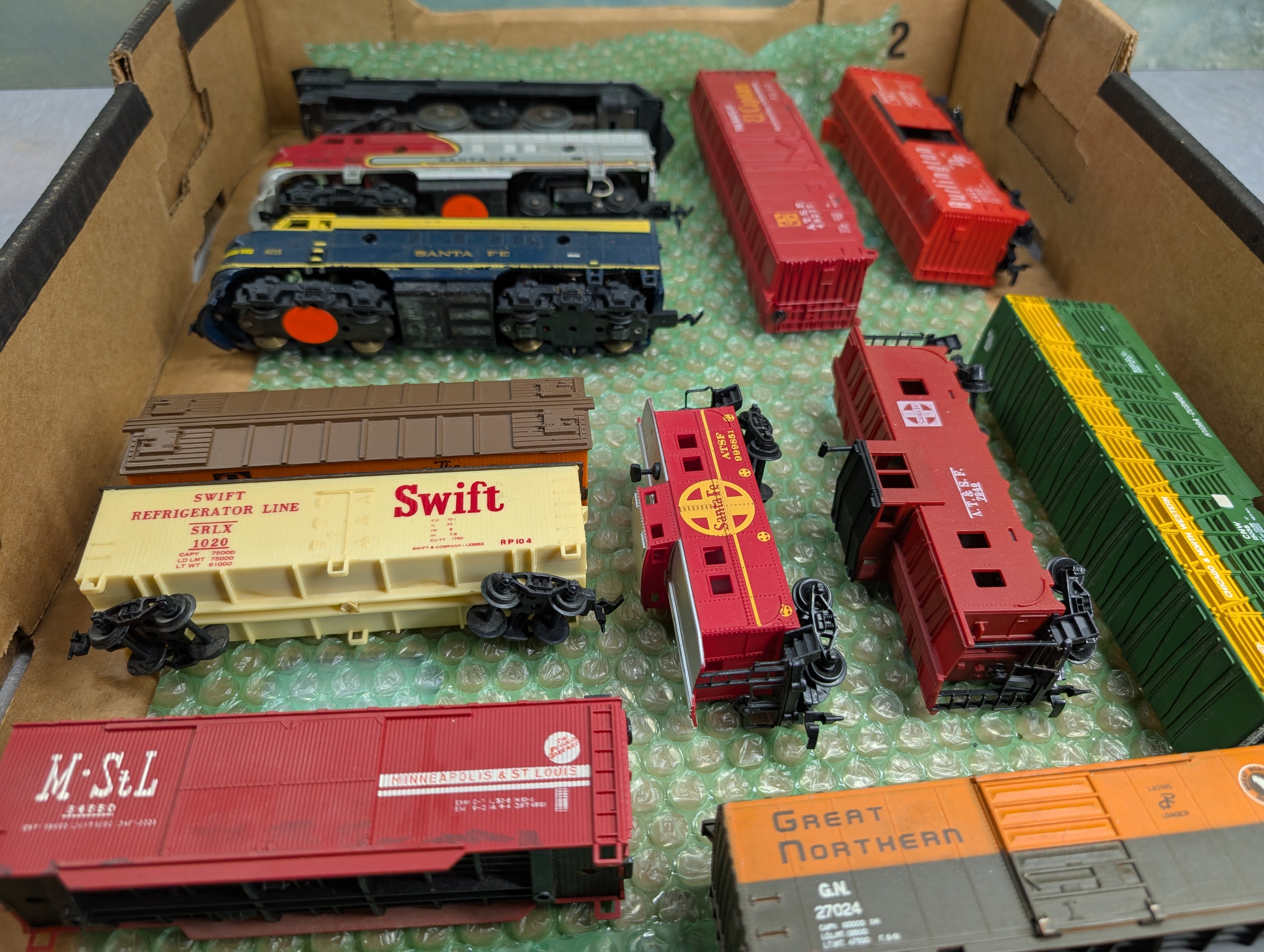 USED HO Scale Lot of Rough Locomotives & Freight Cars & Parts