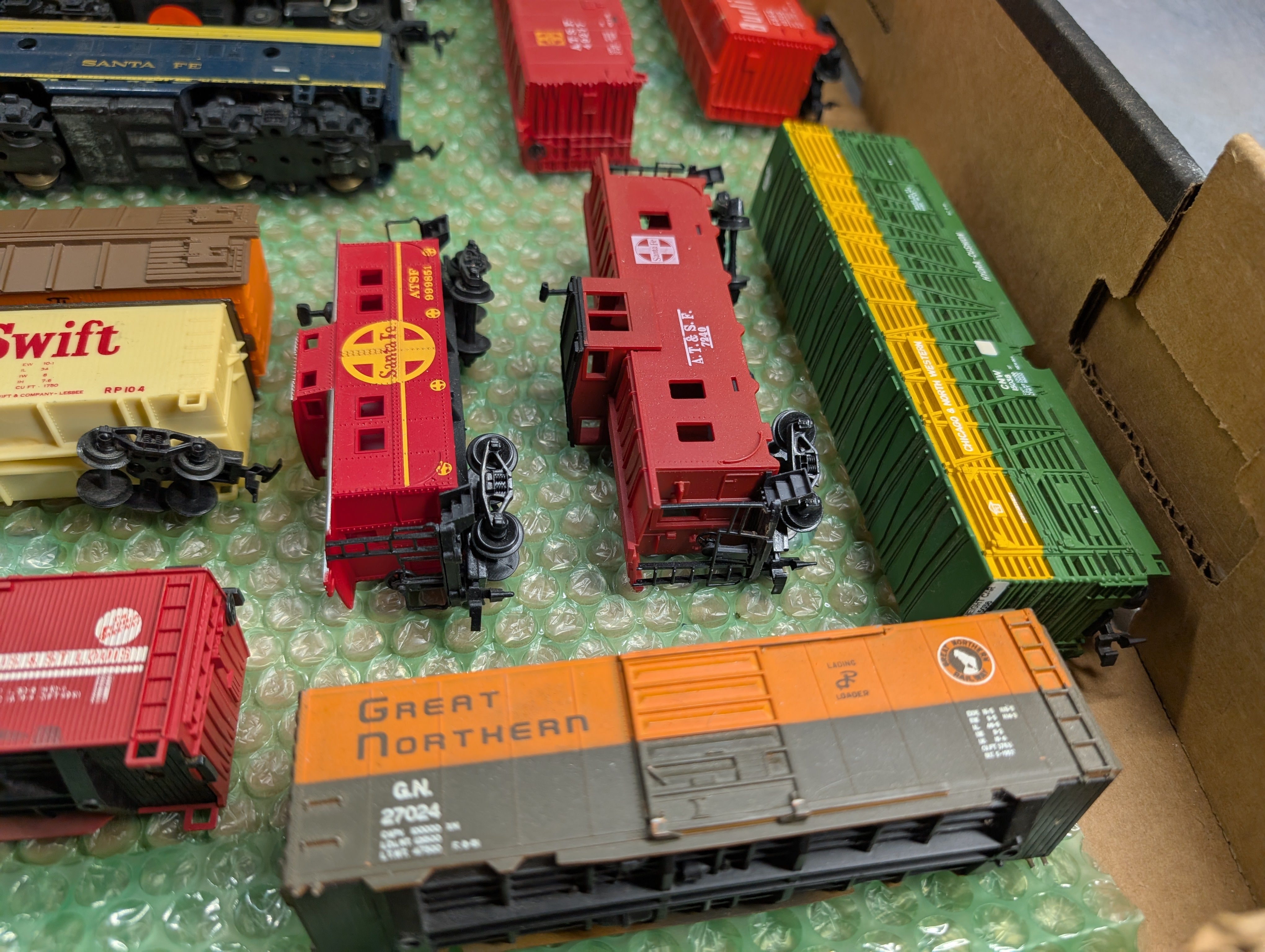 USED HO Scale Lot of Rough Locomotives & Freight Cars & Parts