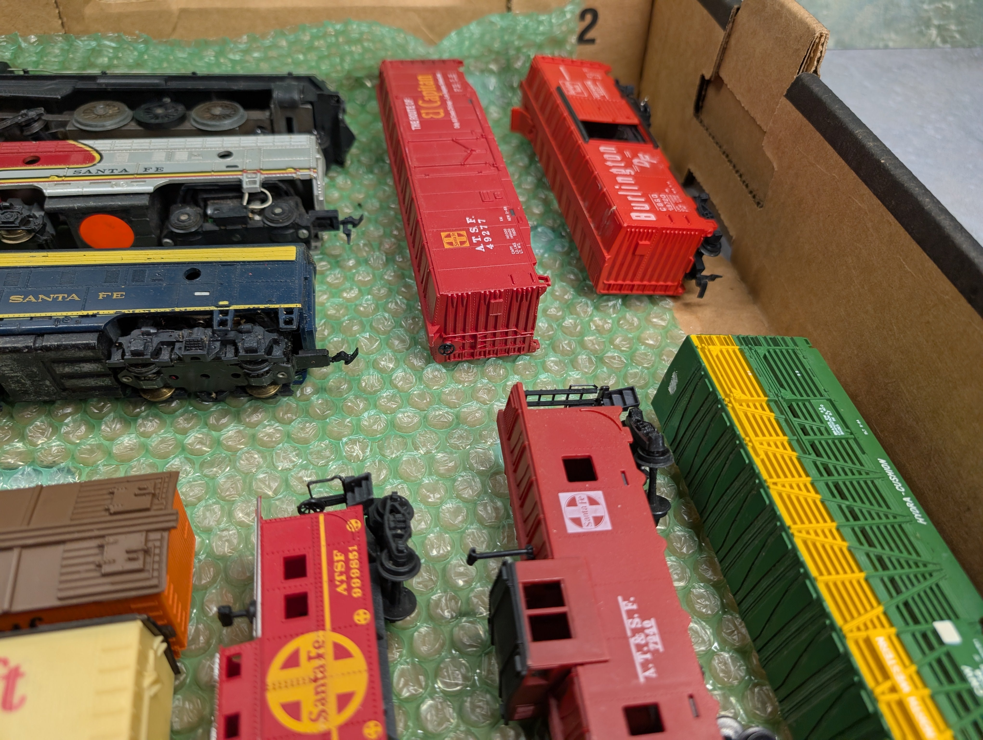 USED HO Scale Lot of Rough Locomotives & Freight Cars & Parts