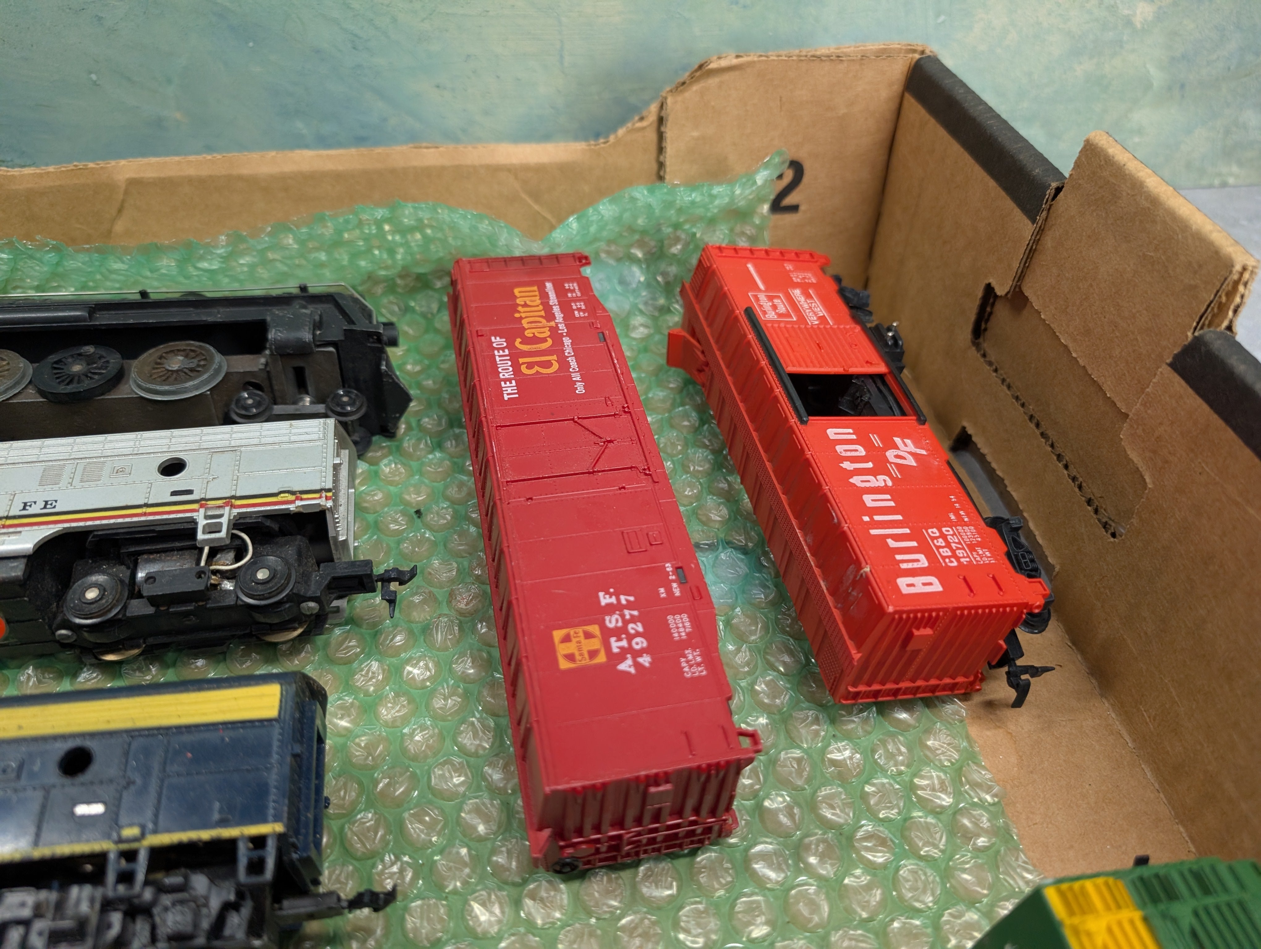 USED HO Scale Lot of Rough Locomotives & Freight Cars & Parts