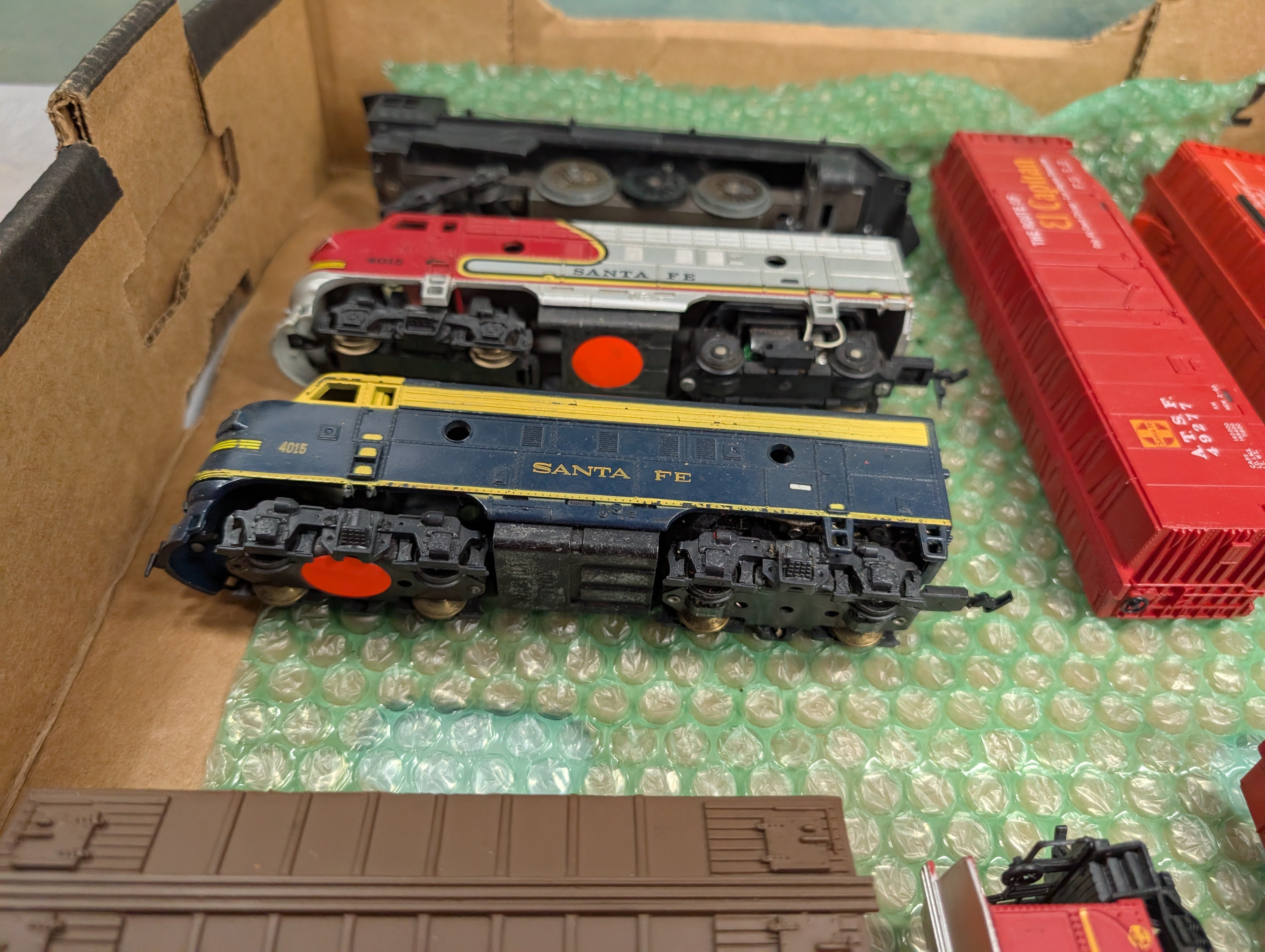 USED HO Scale Lot of Rough Locomotives & Freight Cars & Parts