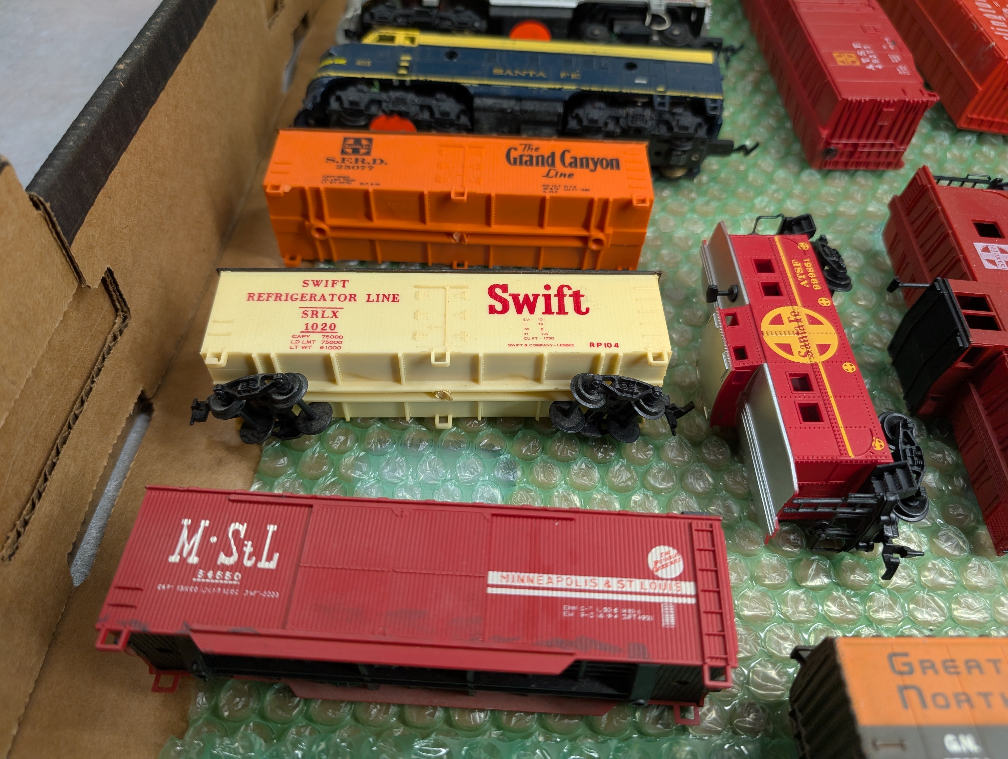 USED HO Scale Lot of Rough Locomotives & Freight Cars & Parts