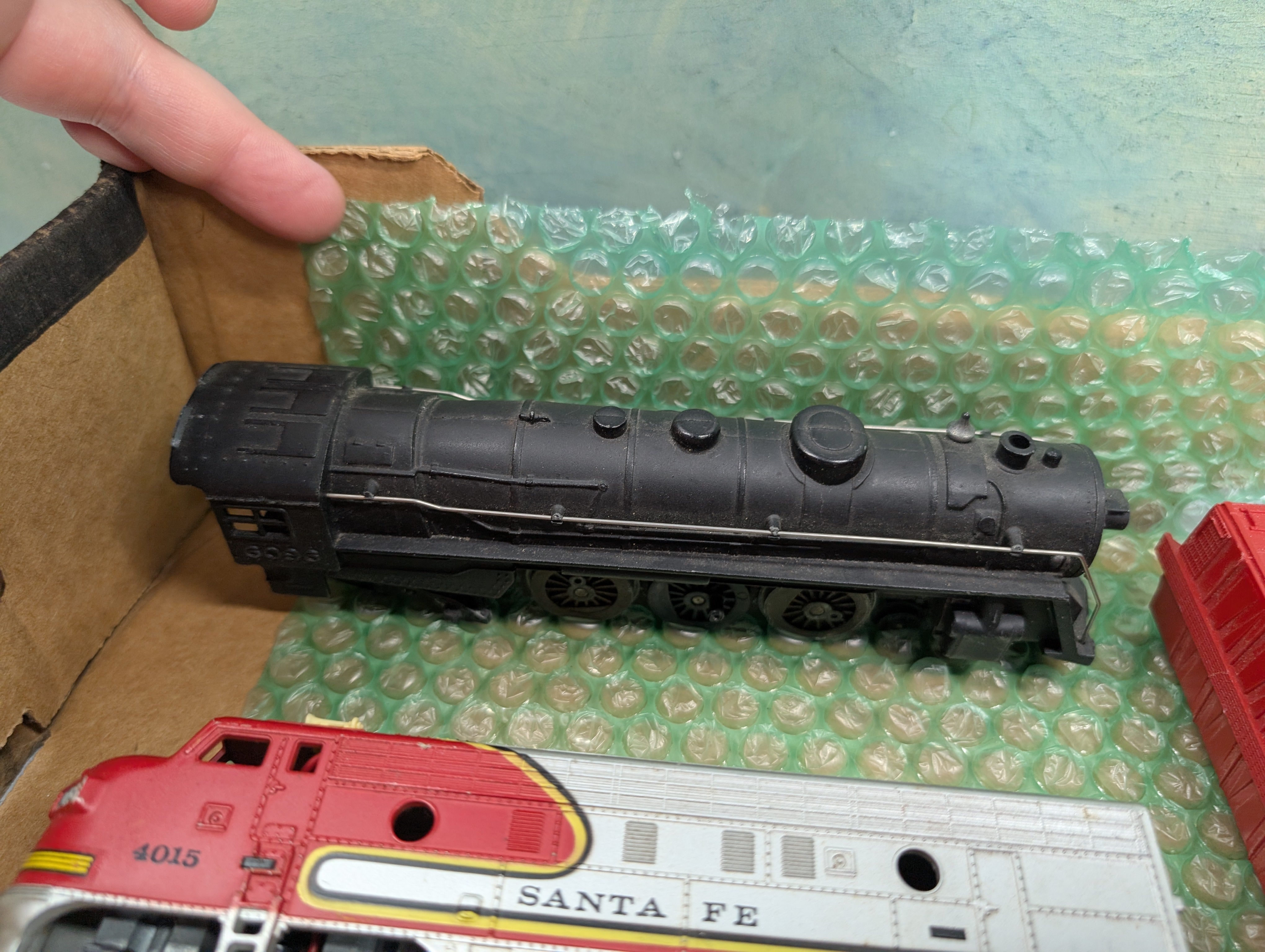 USED HO Scale Lot of Rough Locomotives & Freight Cars & Parts
