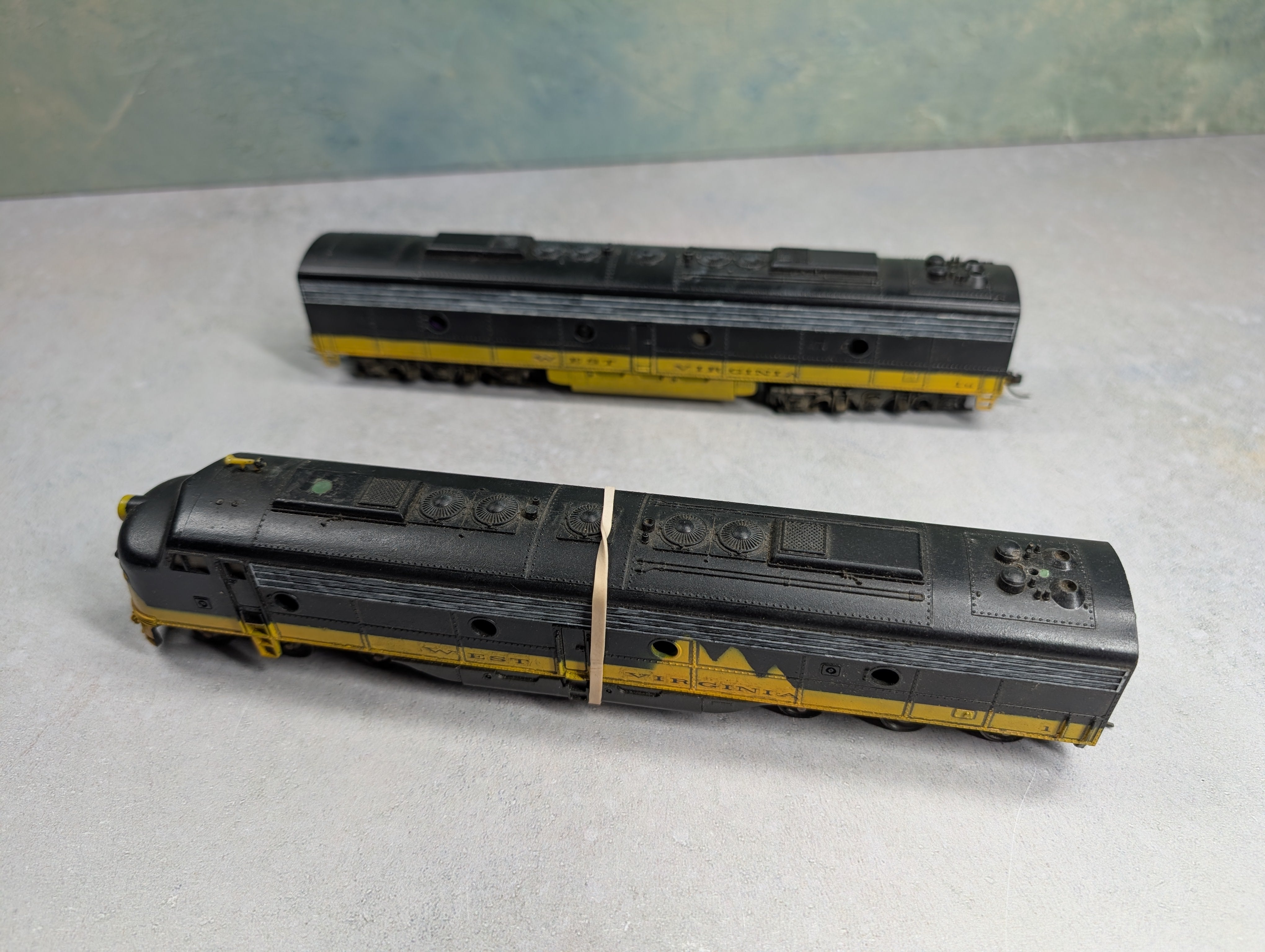 USED Athearn HO Scale Set of A & B Powered Custom Diesel Locomotives West Virginia