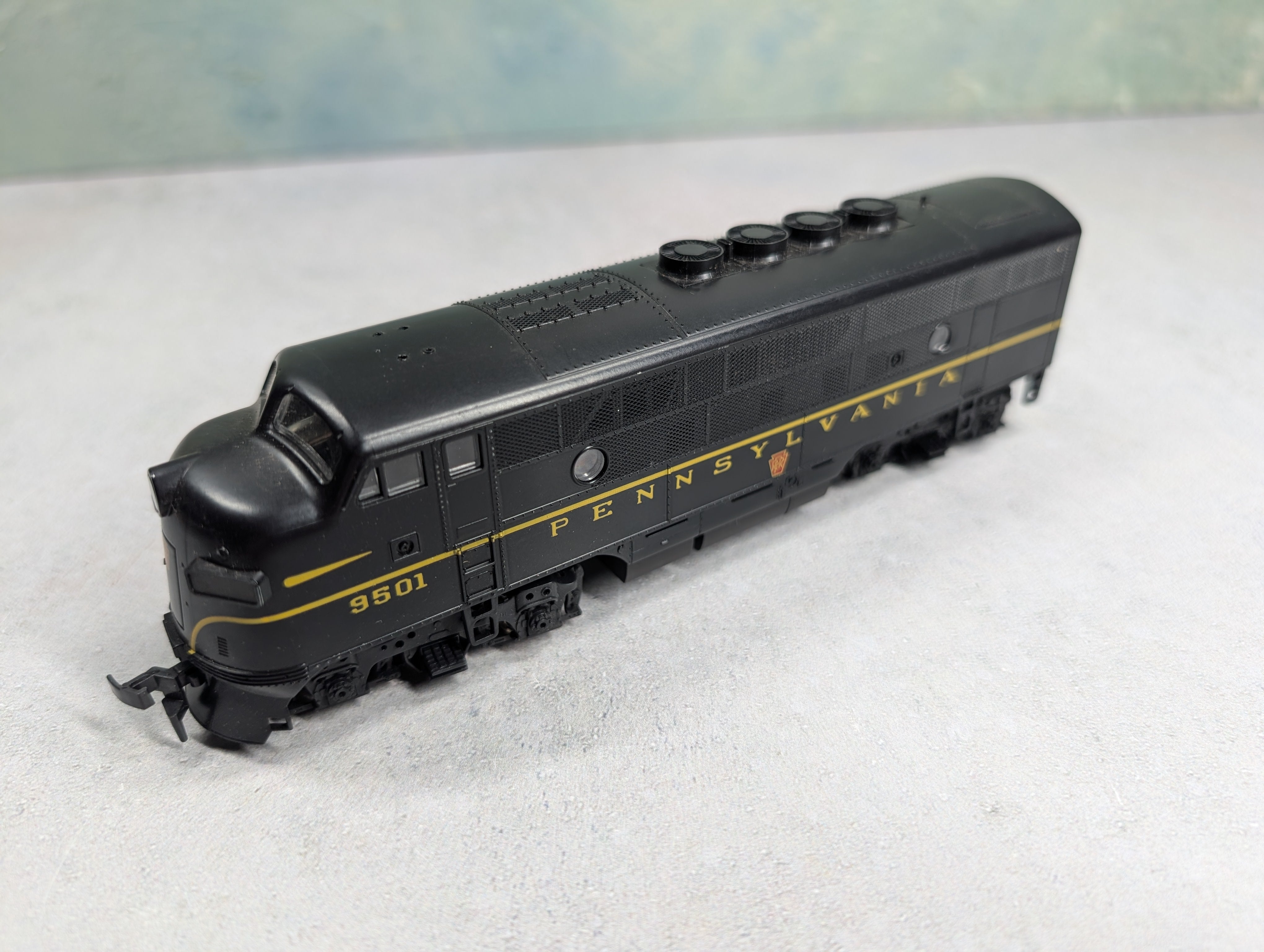 USED Stewart Hobbies 8110 HO Scale Kato EMD F3 Phase II Pennsylvania PRR #9501 Runs Great