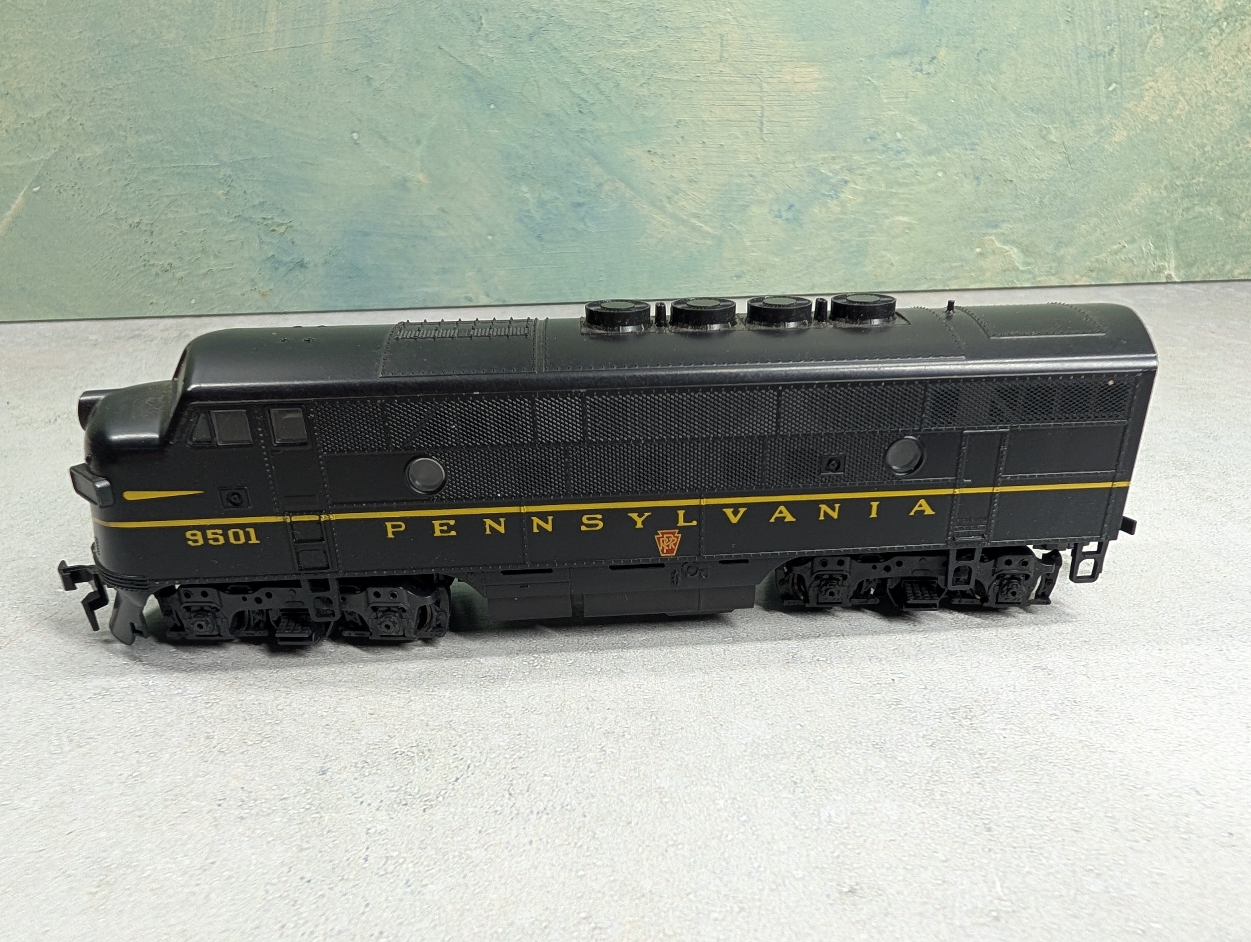 USED Stewart Hobbies 8110 HO Scale Kato EMD F3 Phase II Pennsylvania PRR #9501 Runs Great