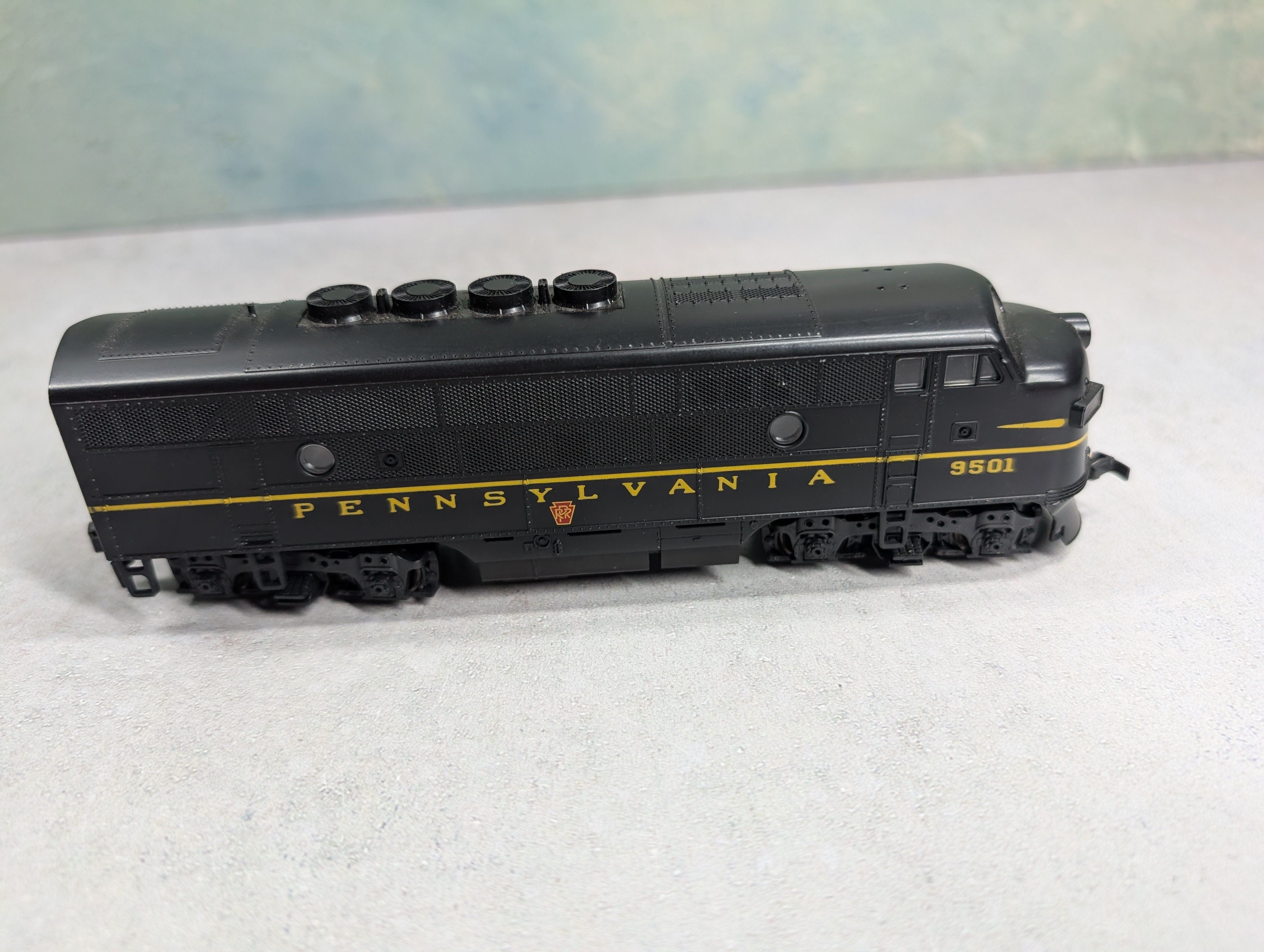USED Stewart Hobbies 8110 HO Scale Kato EMD F3 Phase II Pennsylvania PRR #9501 Runs Great