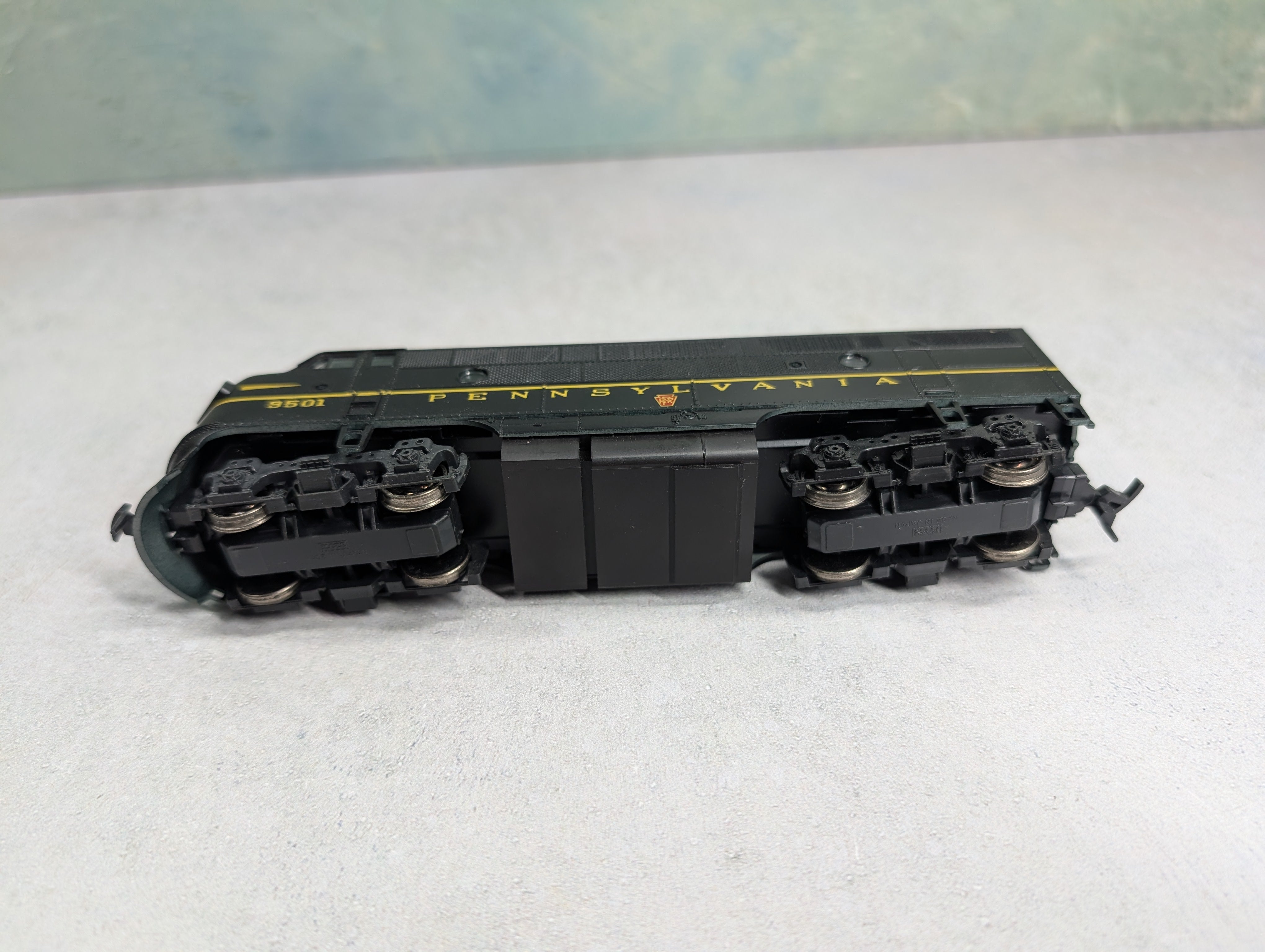 USED Stewart Hobbies 8110 HO Scale Kato EMD F3 Phase II Pennsylvania PRR #9501 Runs Great