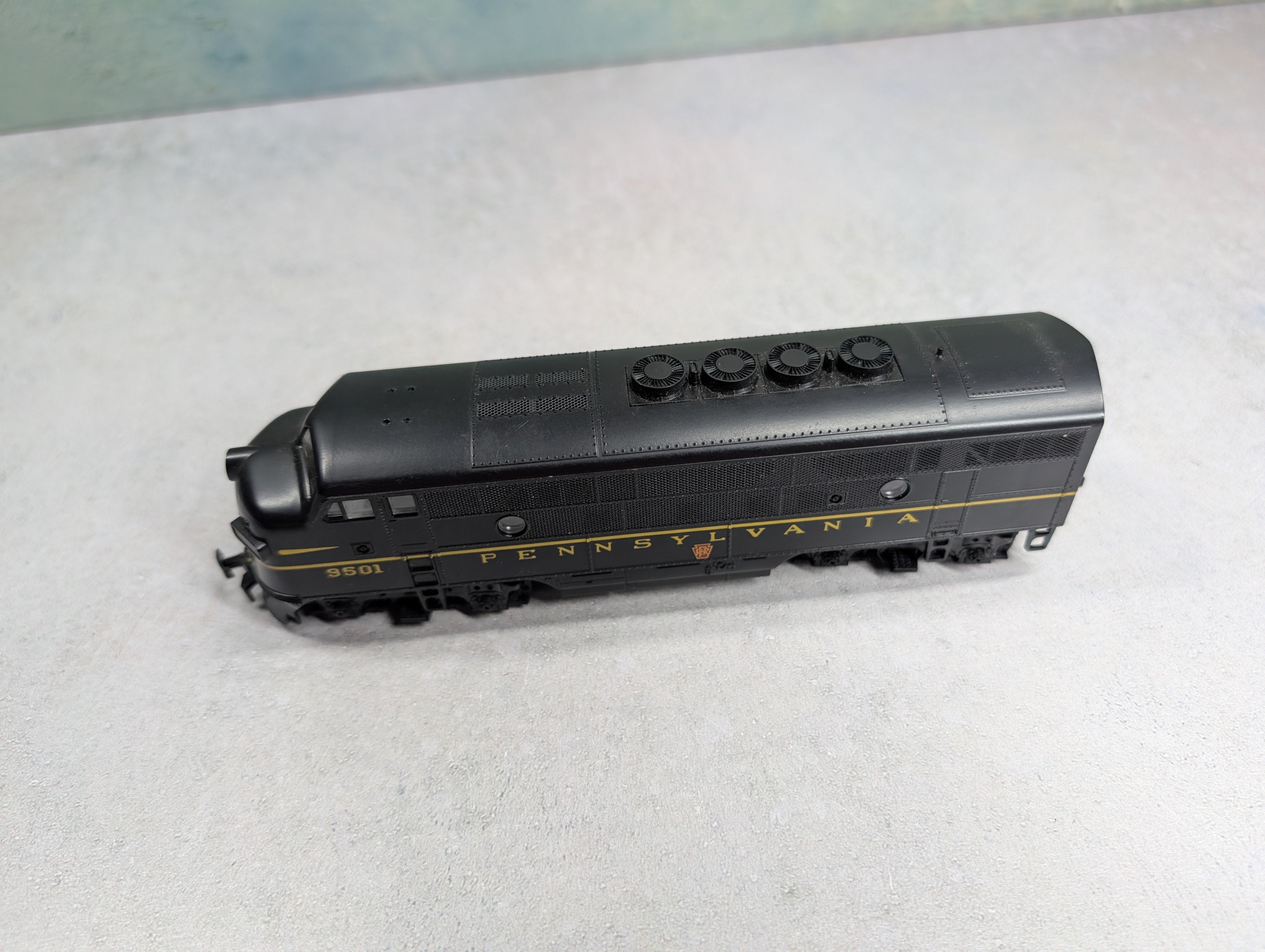 USED Stewart Hobbies 8110 HO Scale Kato EMD F3 Phase II Pennsylvania PRR #9501 Runs Great