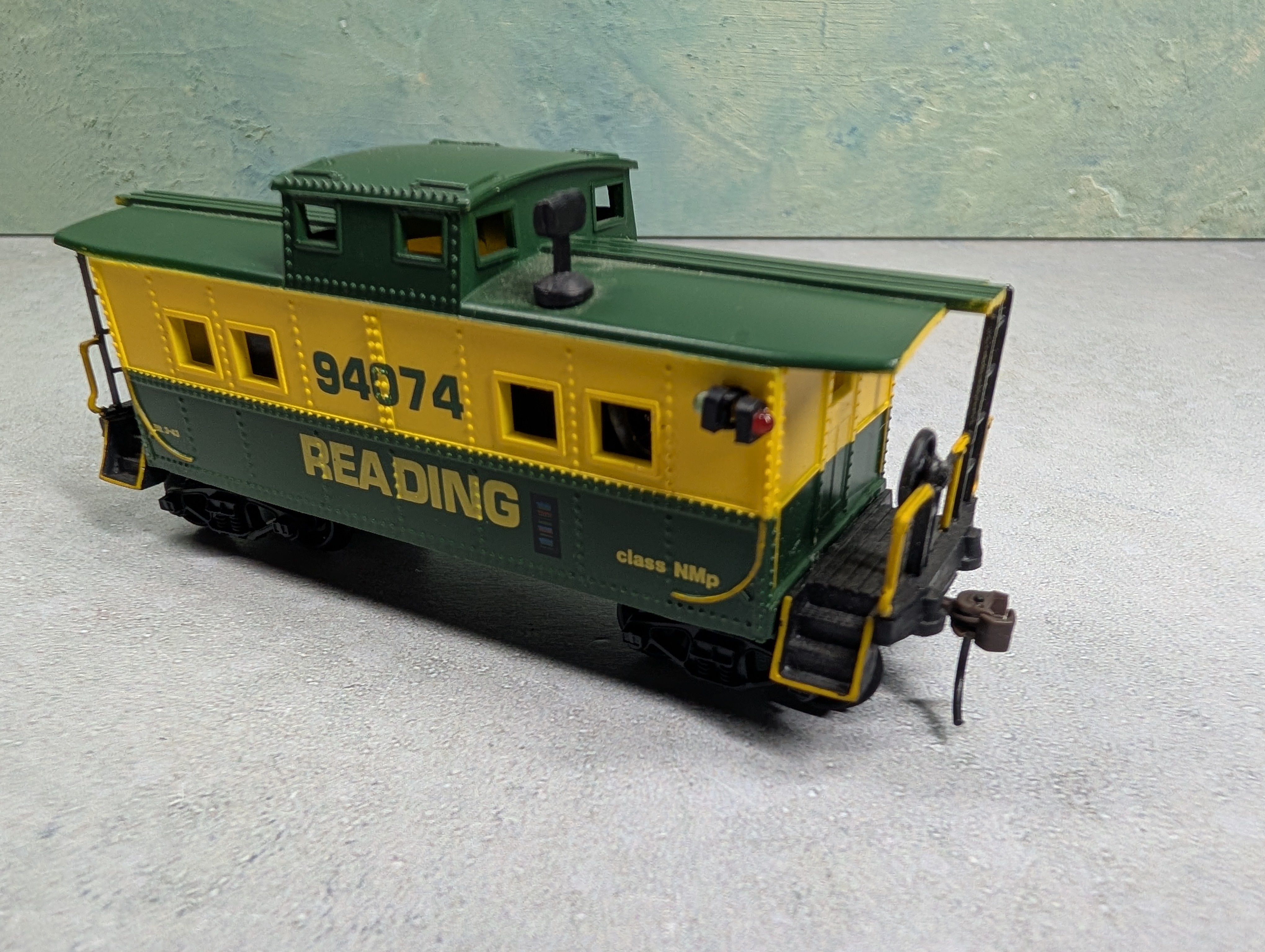 USED HO Scale Custom Lighted Caboose Reading #94074