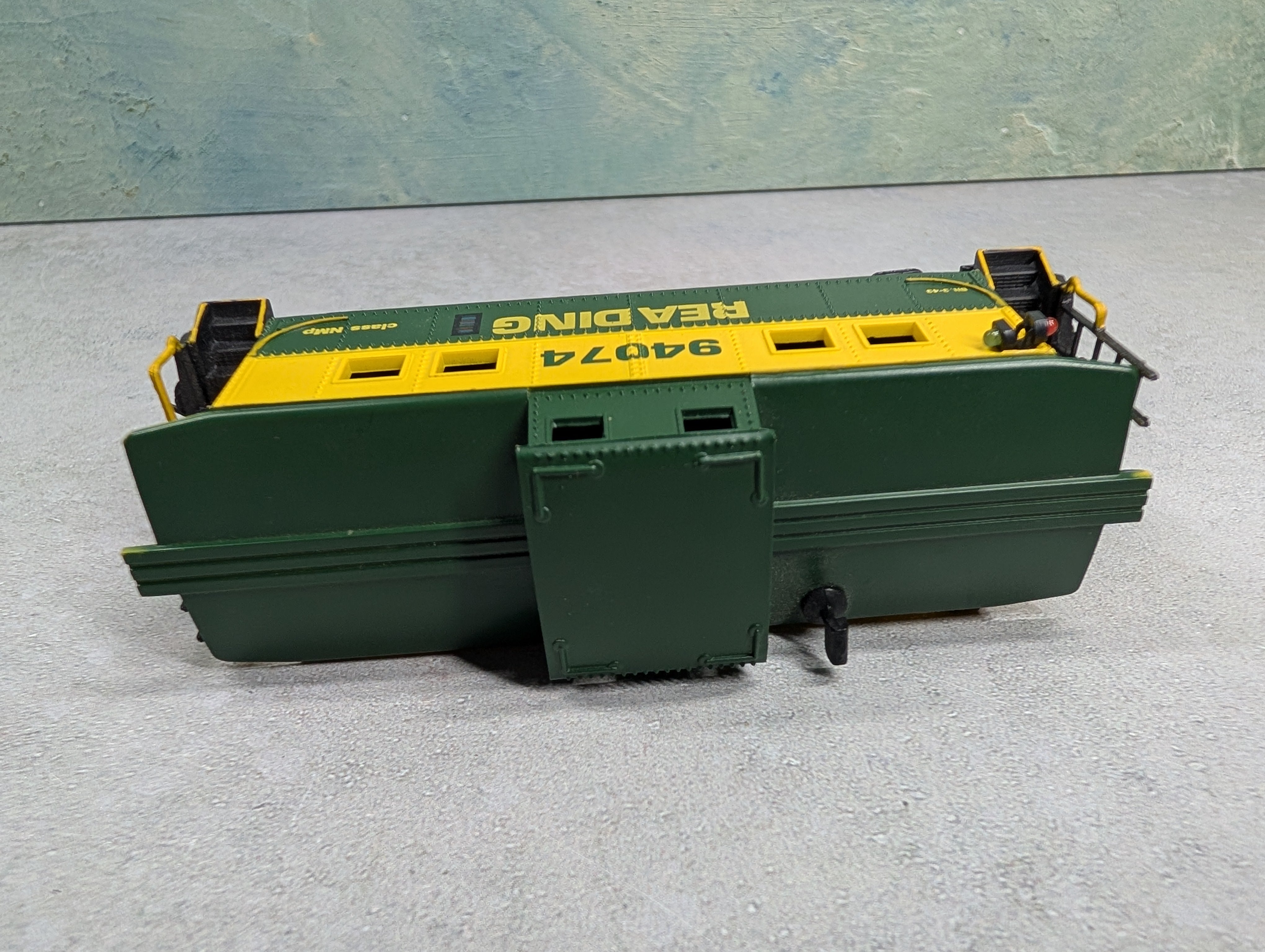 USED HO Scale Custom Lighted Caboose Reading #94074